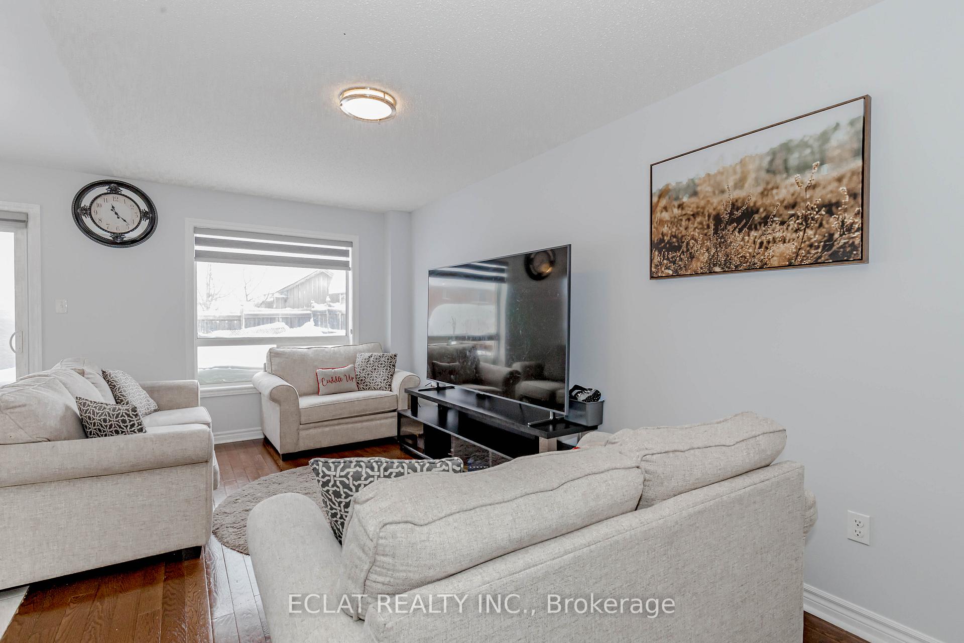 Photo 4 of 12 Lancaster Court, Barrie, Innis-Shore — HOMEH
