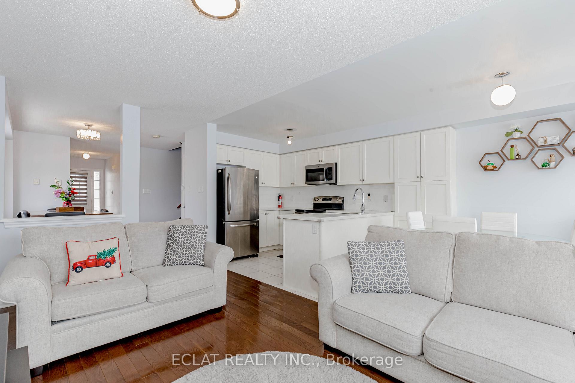 Photo 5 of 12 Lancaster Court, Barrie, Innis-Shore — HOMEH