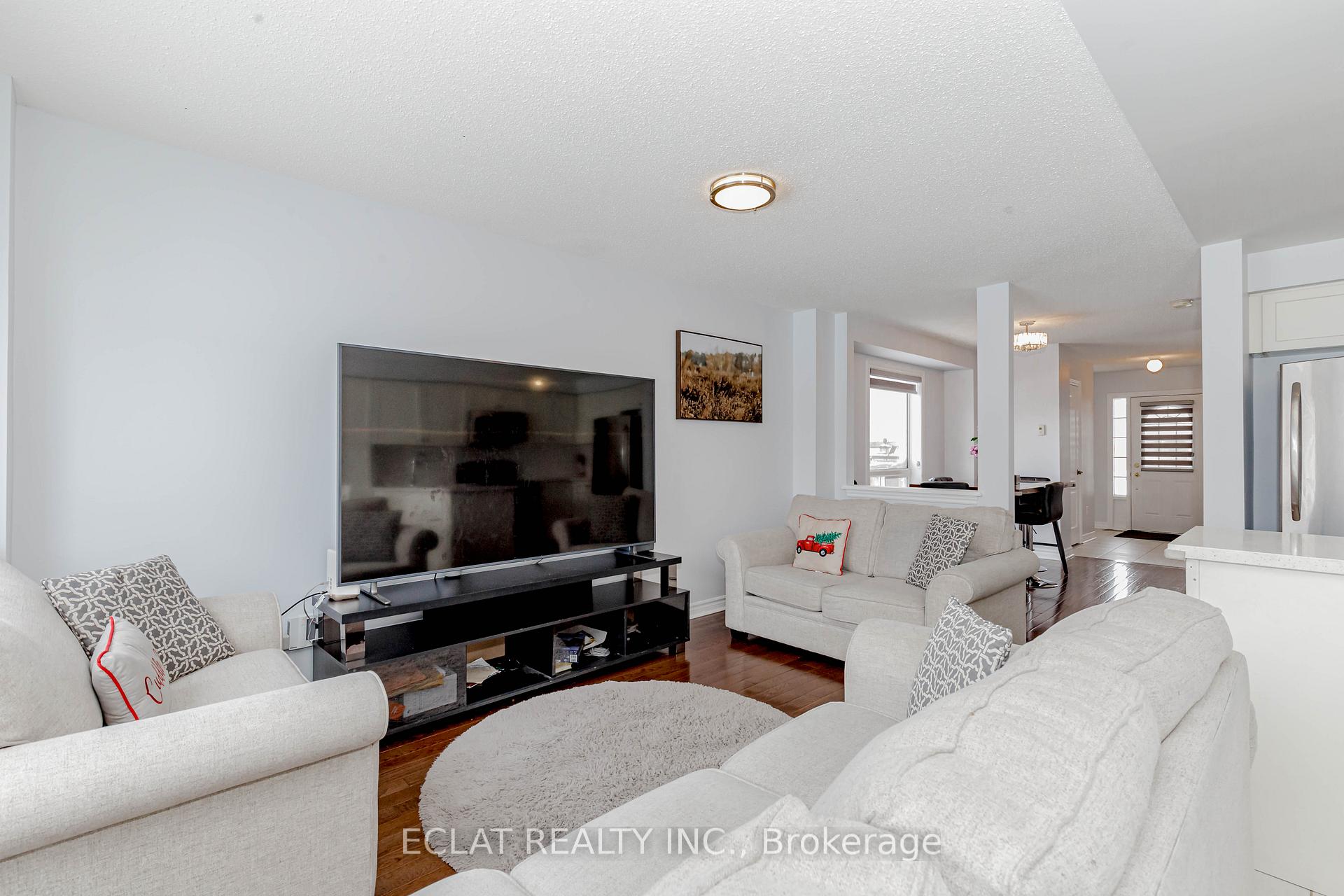 Photo 6 of 12 Lancaster Court, Barrie, Innis-Shore — HOMEH