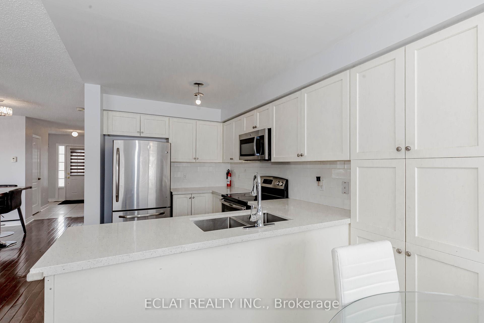 Photo 8 of 12 Lancaster Court, Barrie, Innis-Shore — HOMEH
