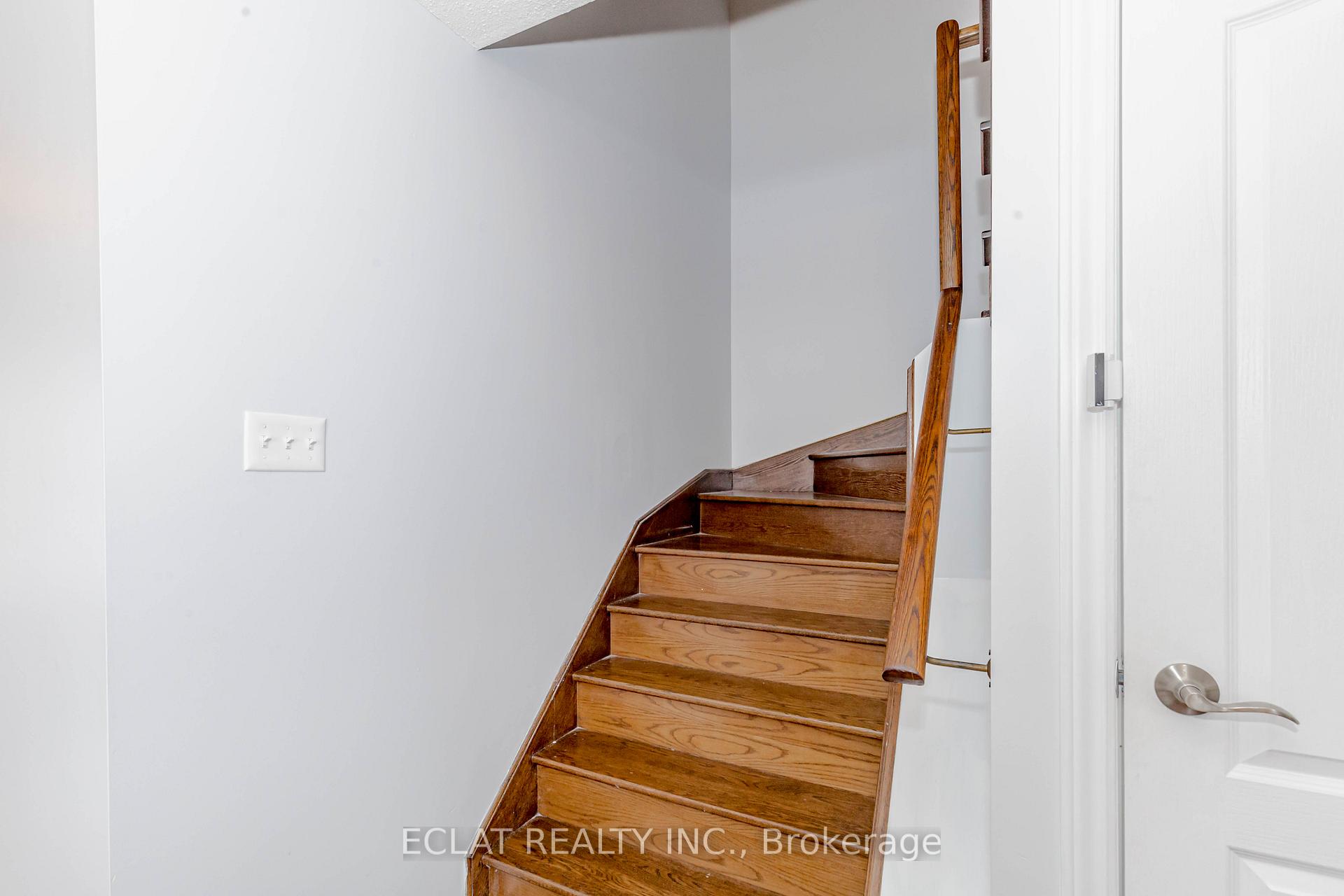 Photo 10 of 12 Lancaster Court, Barrie, Innis-Shore — HOMEH