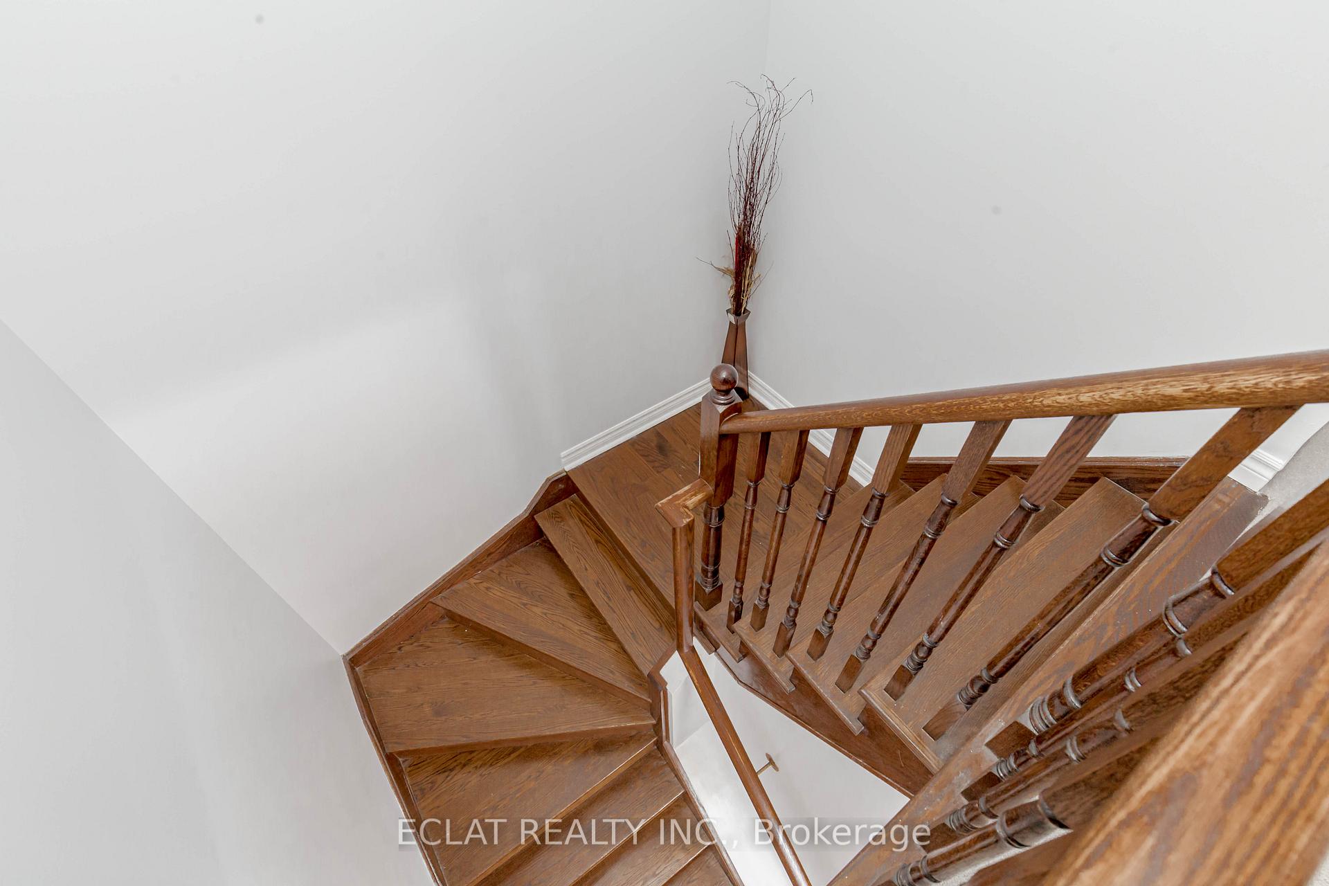 Photo 11 of 12 Lancaster Court, Barrie, Innis-Shore — HOMEH