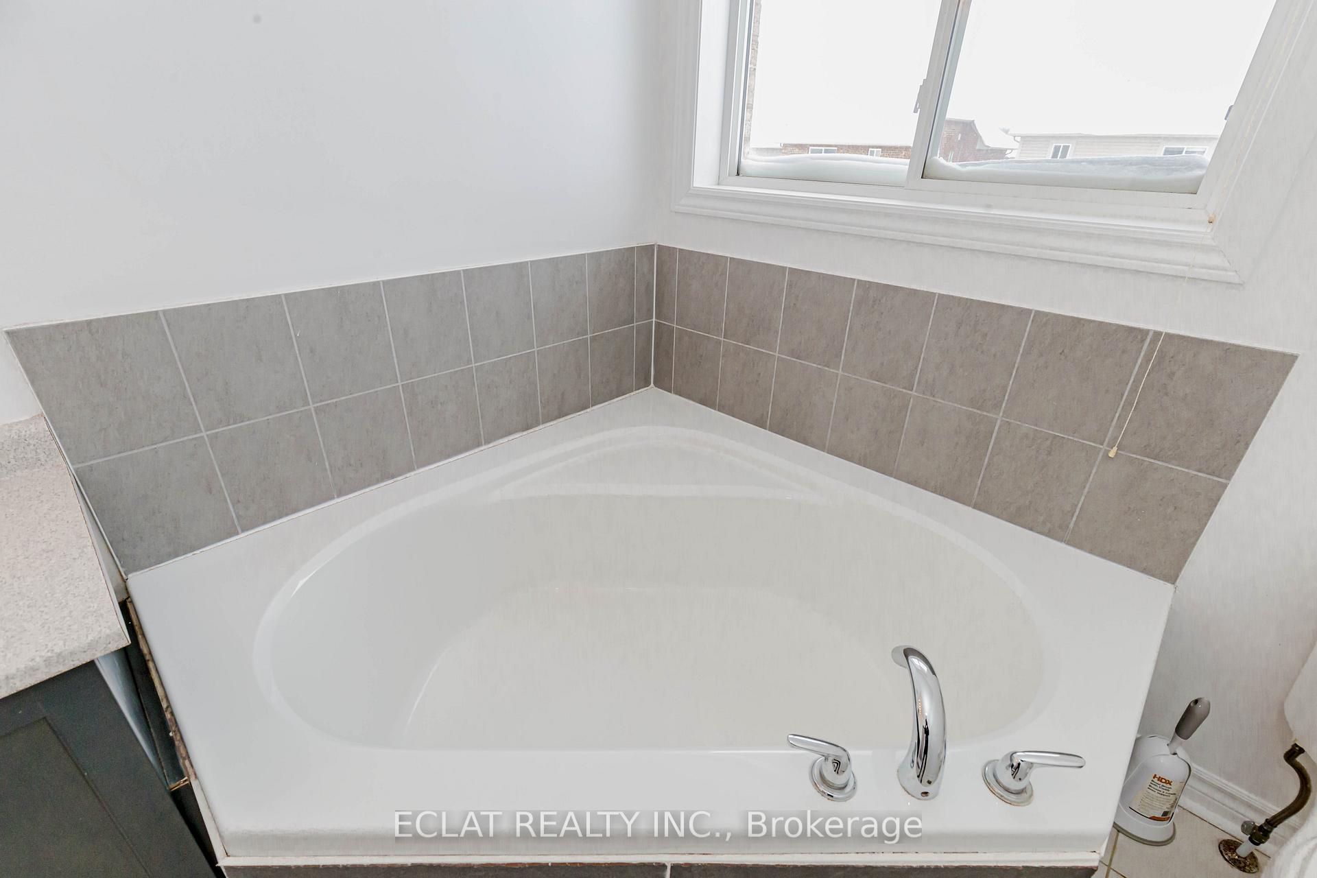 Photo 18 of 12 Lancaster Court, Barrie, Innis-Shore — HOMEH