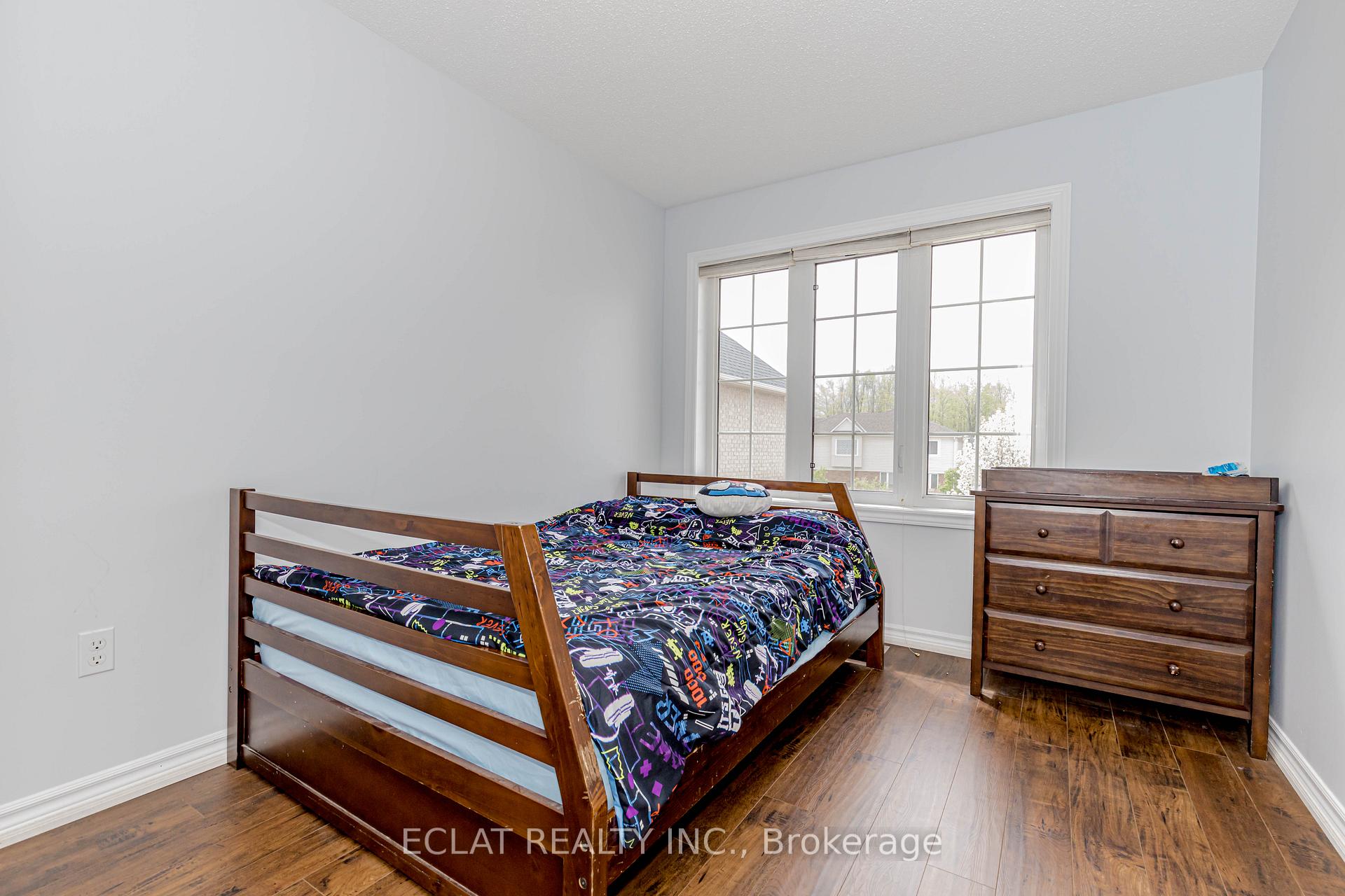 Photo 20 of 12 Lancaster Court, Barrie, Innis-Shore — HOMEH