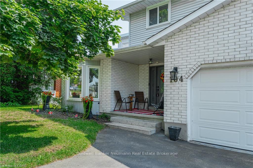 Photo 3 of 104 Pinnacle Crescent, Guelph, Willow West/Sugarbush/West Acres — HOMEH