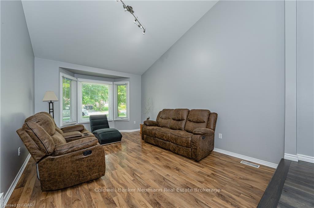 Photo 7 of 104 Pinnacle Crescent, Guelph, Willow West/Sugarbush/West Acres — HOMEH