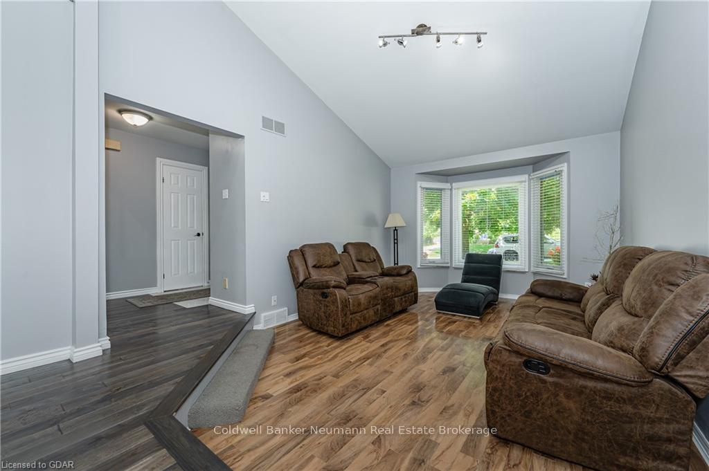 Photo 8 of 104 Pinnacle Crescent, Guelph, Willow West/Sugarbush/West Acres — HOMEH