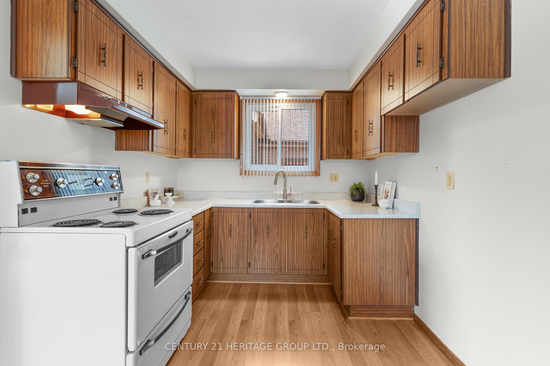 Photo 10 of 133 Picton Street E, Hamilton, North End — HOMEH