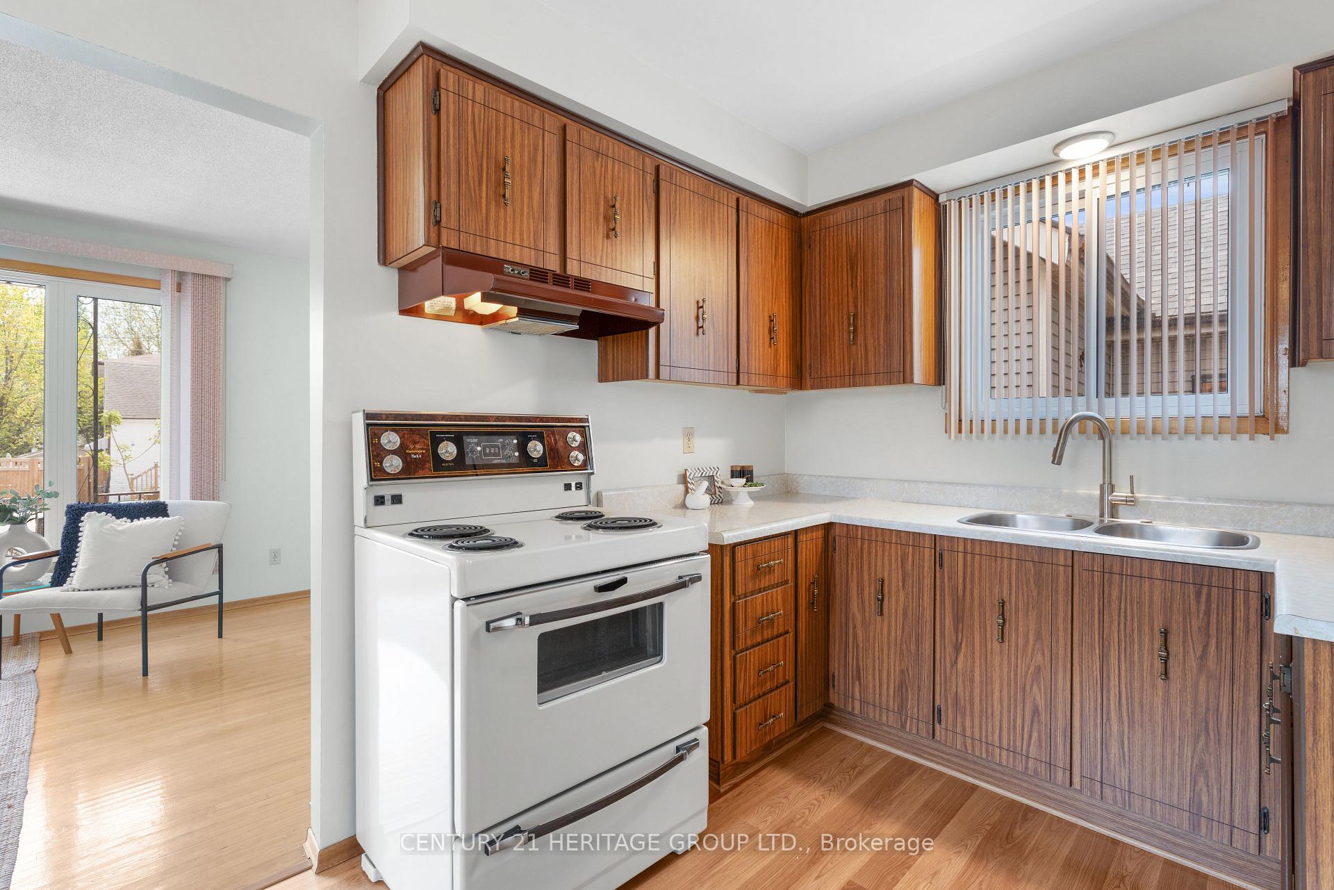 Photo 11 of 133 Picton Street E, Hamilton, North End — HOMEH