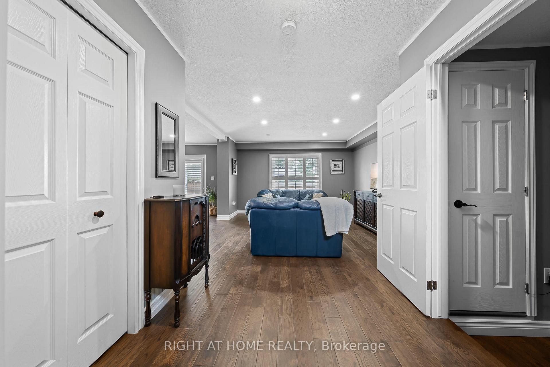 Photo 7 of 4 Avatar Place, Hamilton, Mount Hope — HOMEH