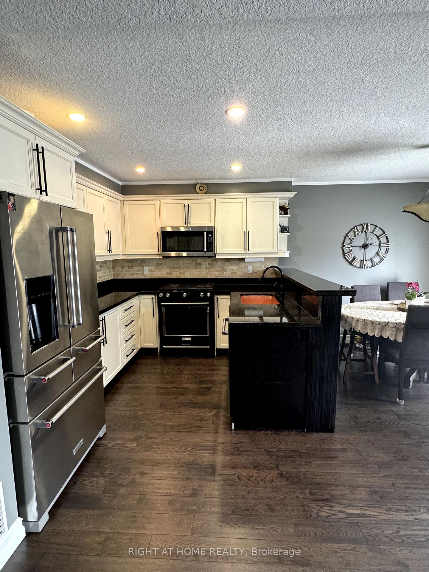 Photo 8 of 4 Avatar Place, Hamilton, Mount Hope — HOMEH