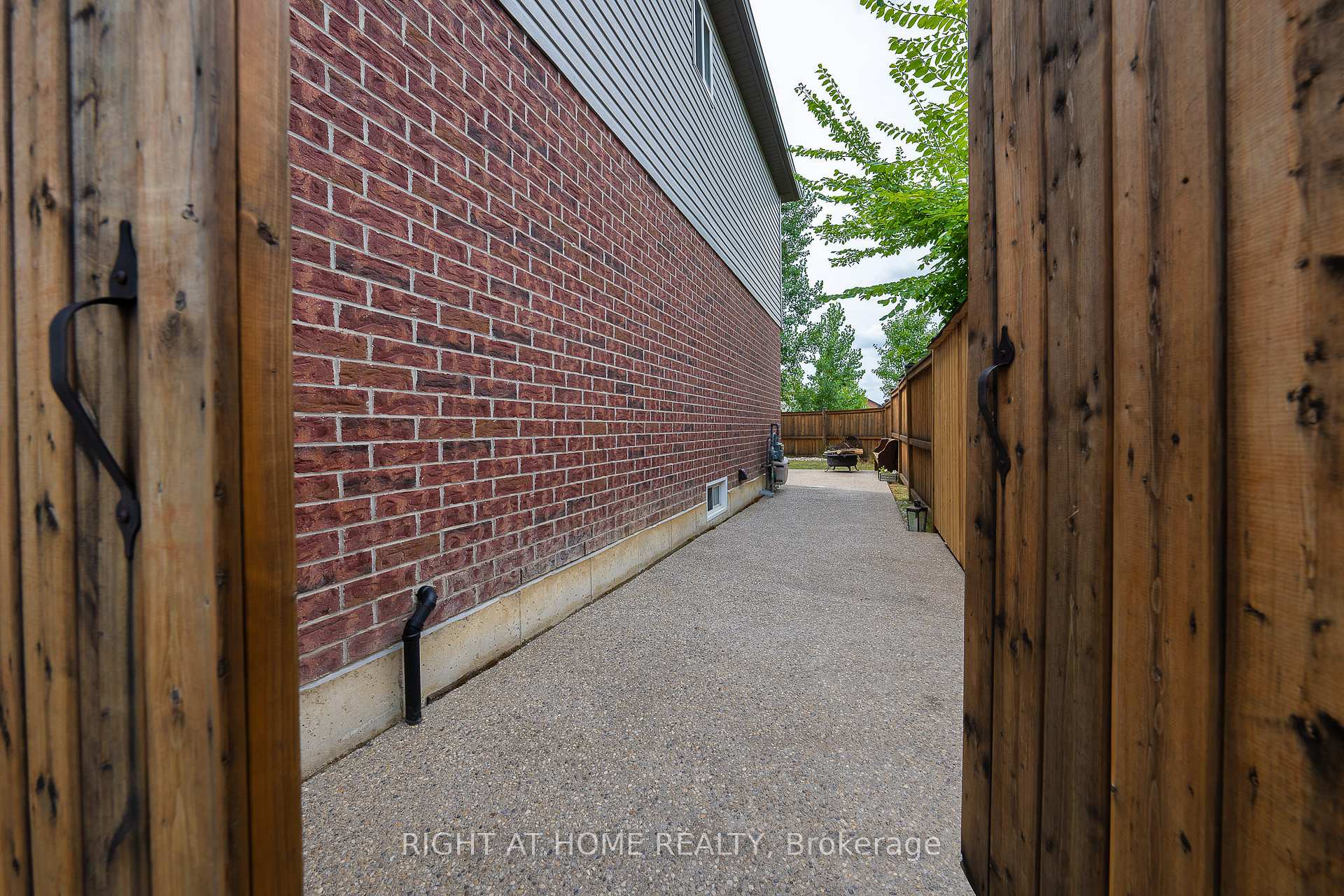 Photo 37 of 4 Avatar Place, Hamilton, Mount Hope — HOMEH