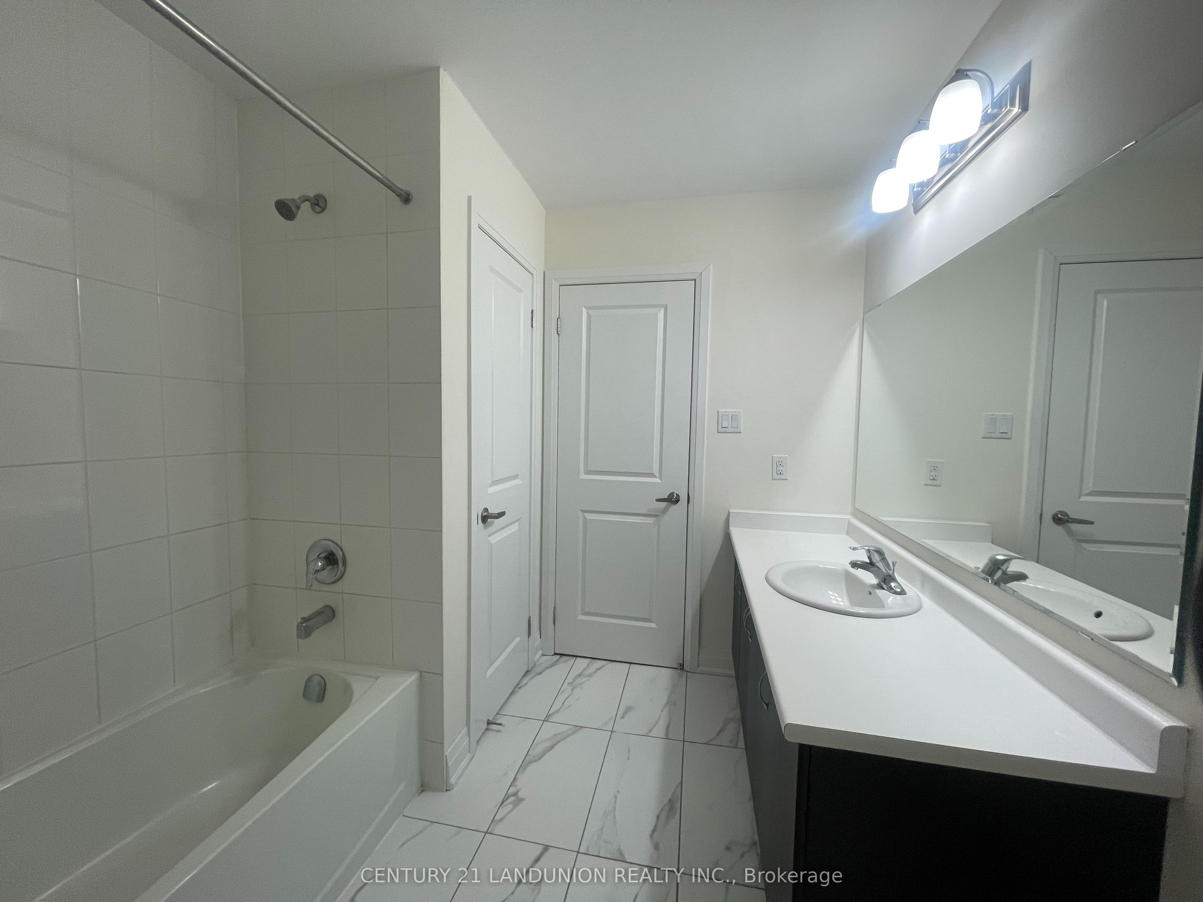 Photo 62 of 17 McConaghy Court, Vaughan, Maple — HOMEH