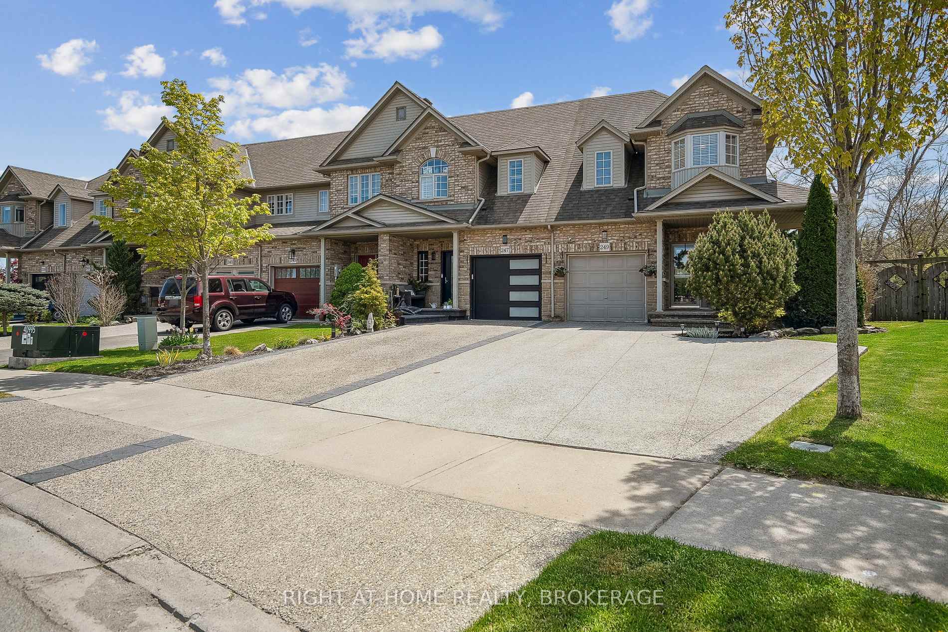 Photo 3 of 249 Southbrook Drive, Hamilton, Binbrook — HOMEH