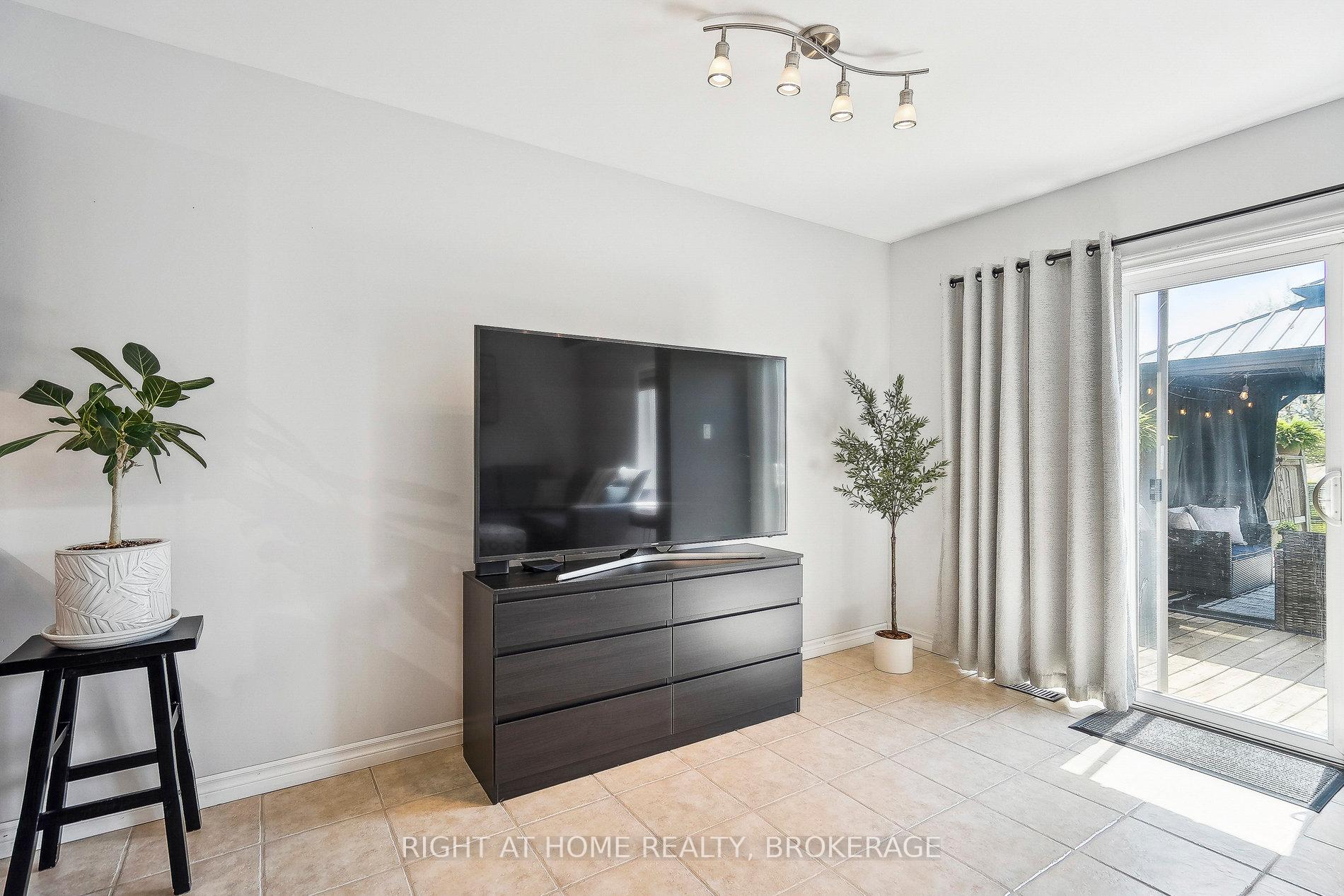 Photo 14 of 249 Southbrook Drive, Hamilton, Binbrook — HOMEH