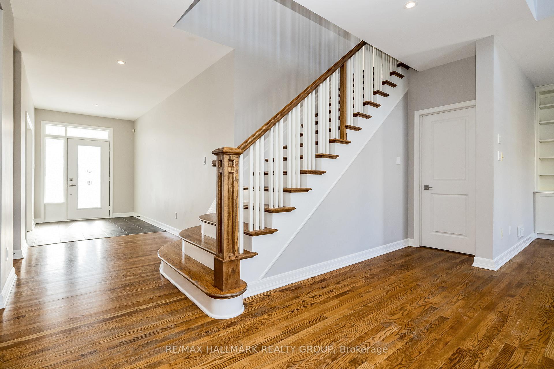 Photo 4 of 556 Erinwoods Circle, Ottawa, Barrhaven - Stonebridge — HOMEH