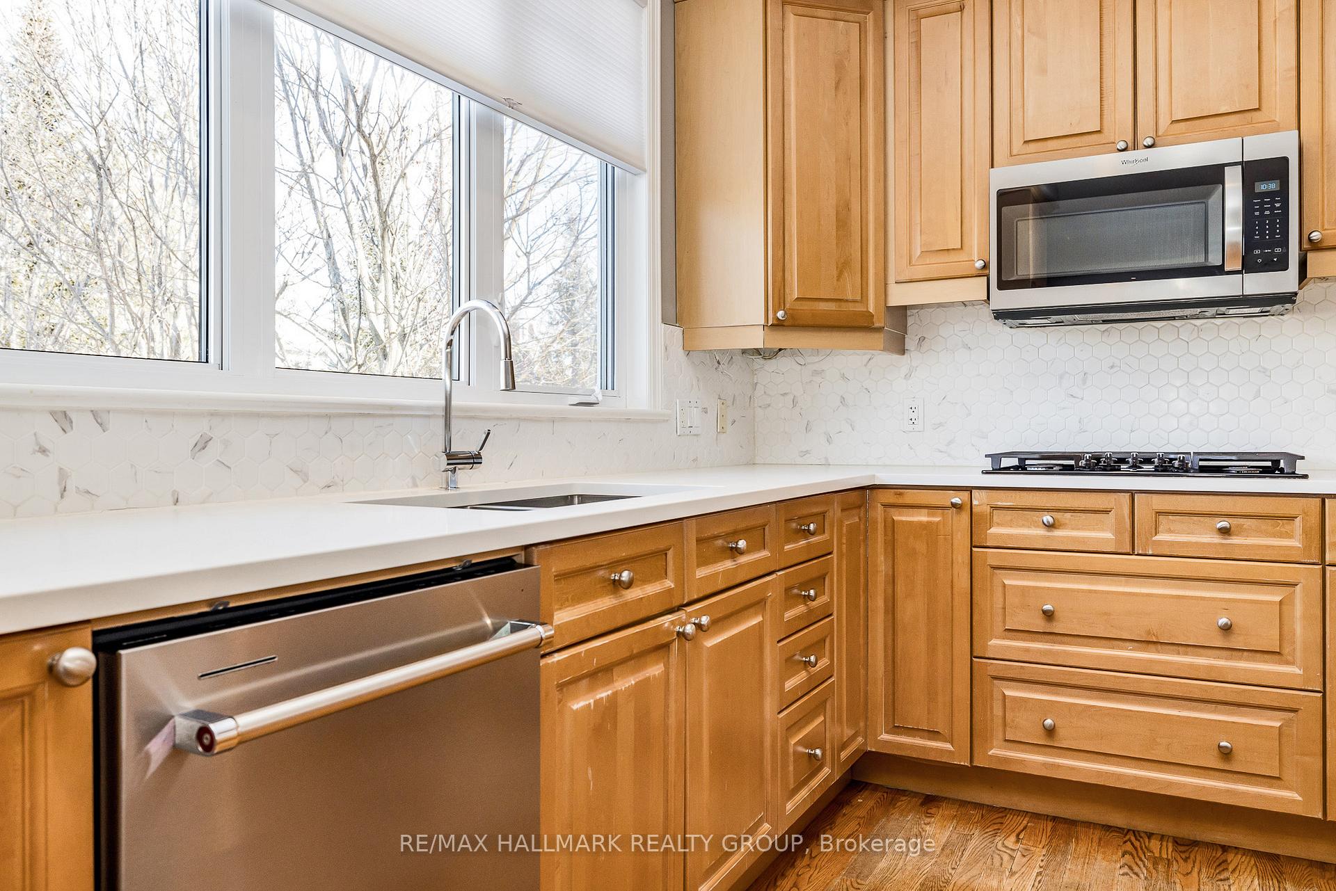 Photo 10 of 556 Erinwoods Circle, Ottawa, Barrhaven - Stonebridge — HOMEH