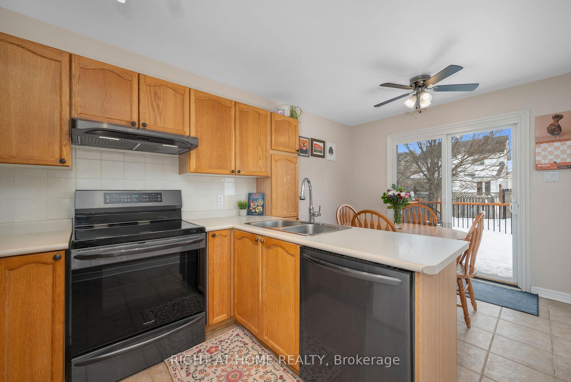 Photo 12 of 100 Longshire Circle, Ottawa, Barrhaven - Longfields — HOMEH