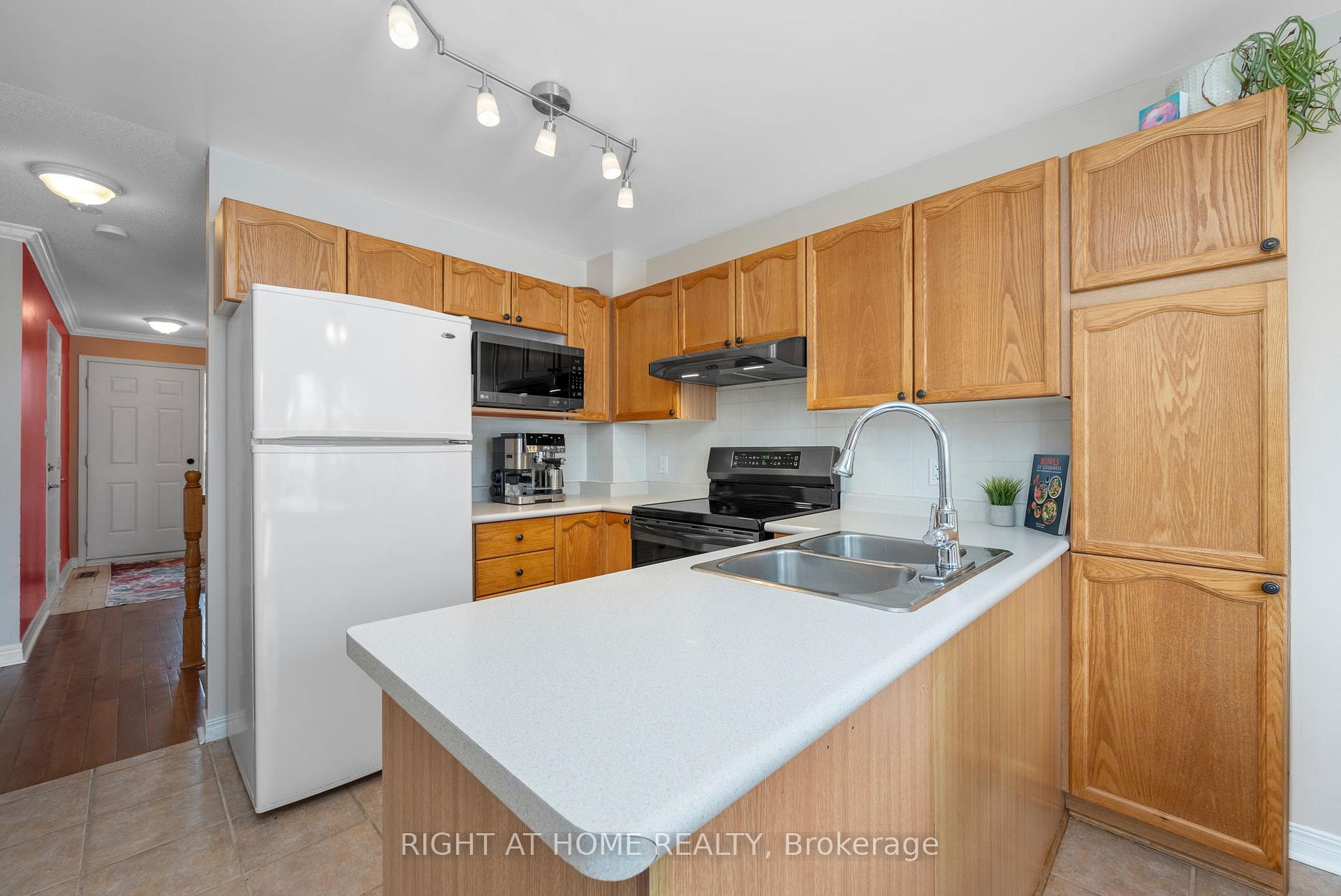 Photo 13 of 100 Longshire Circle, Ottawa, Barrhaven - Longfields — HOMEH