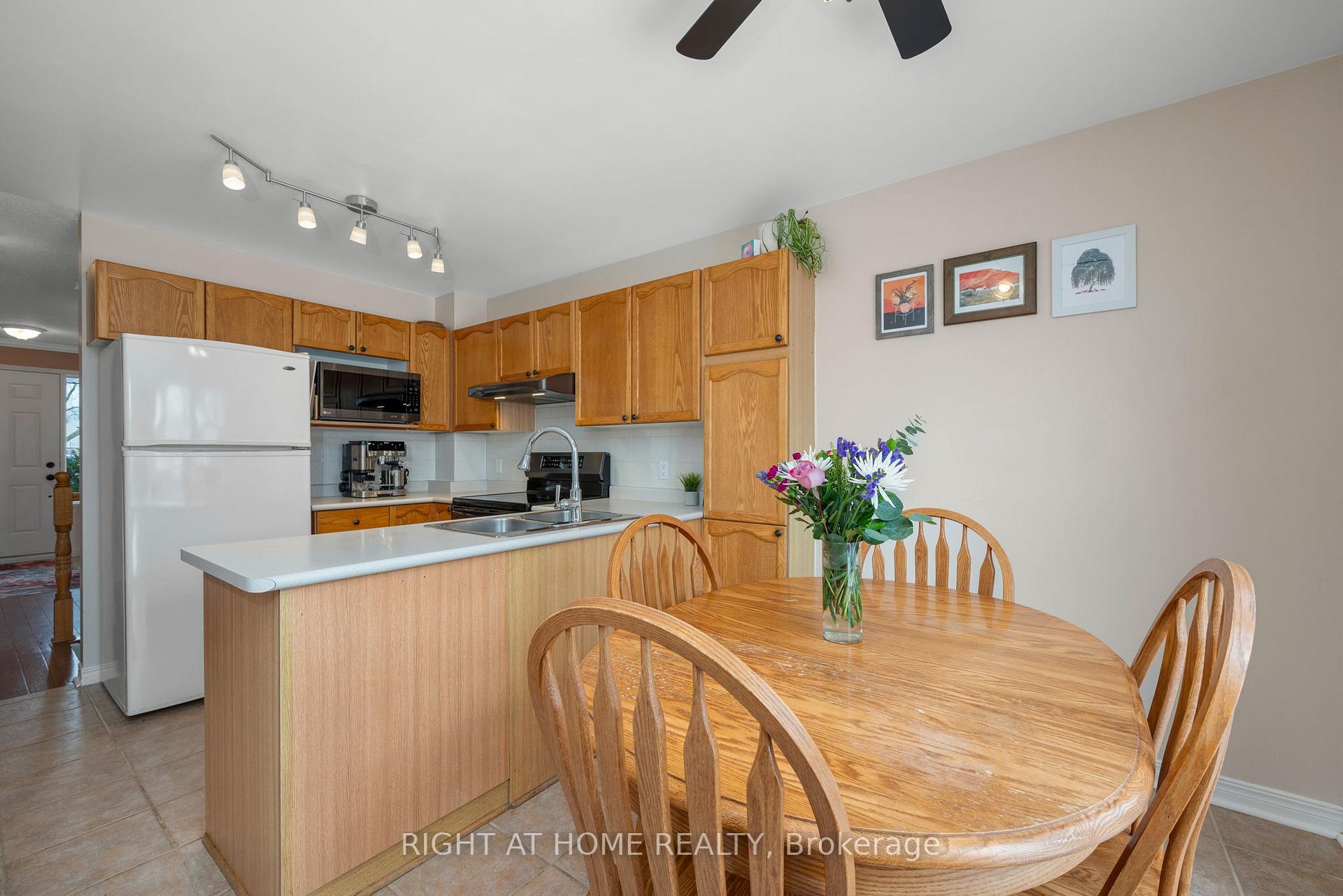 Photo 14 of 100 Longshire Circle, Ottawa, Barrhaven - Longfields — HOMEH