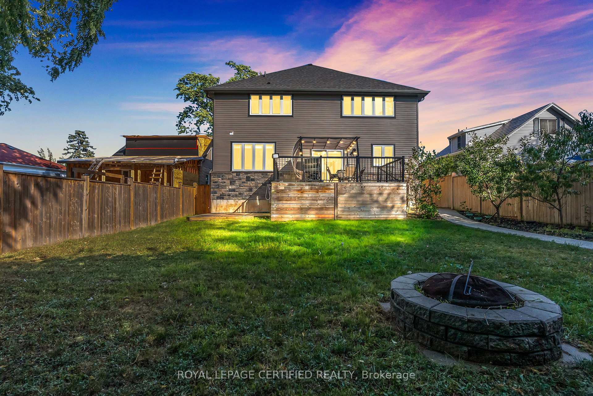 Photo 2 of 25 Chester Road, Hamilton, Stoney Creek — HOMEH