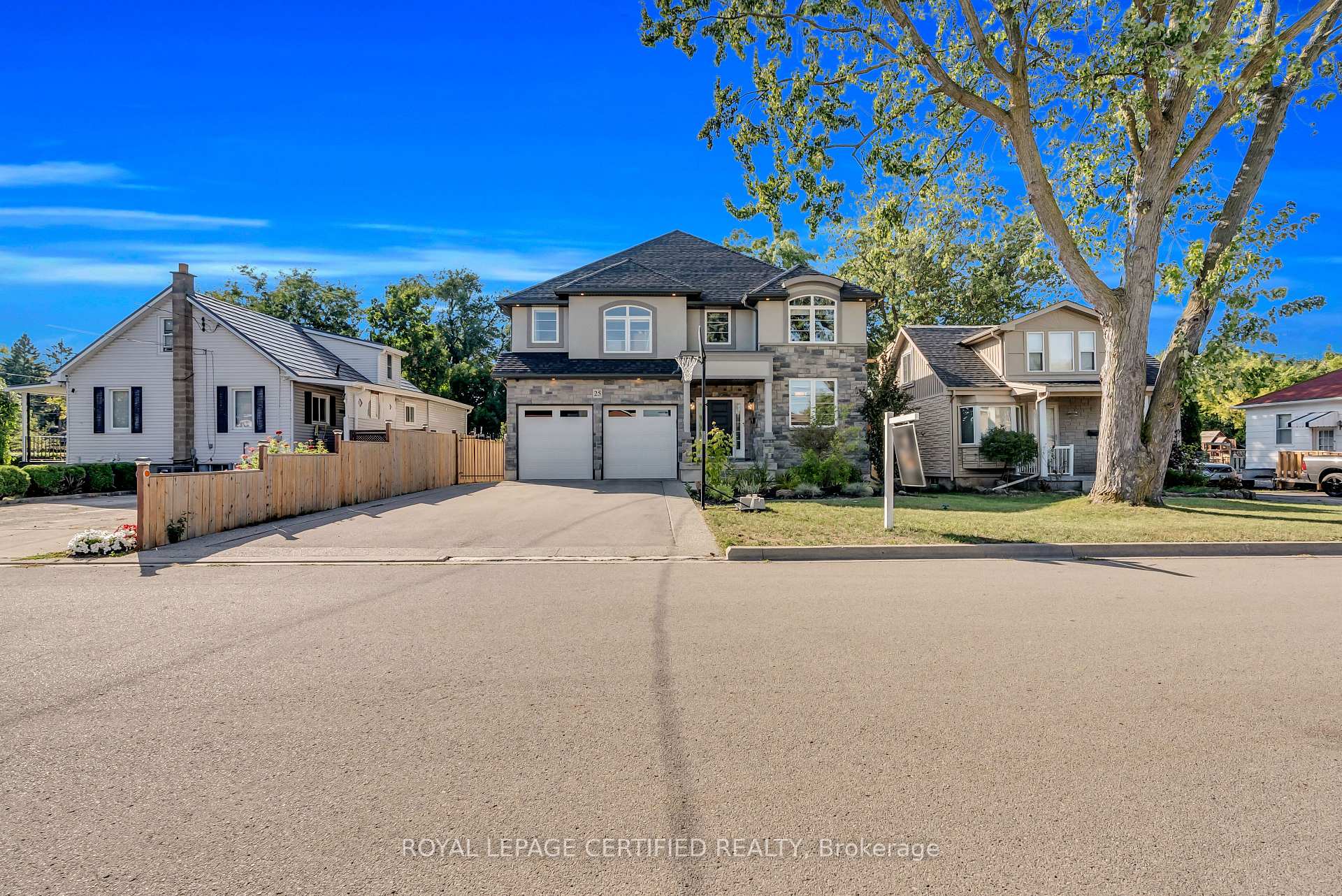 Photo 3 of 25 Chester Road, Hamilton, Stoney Creek — HOMEH