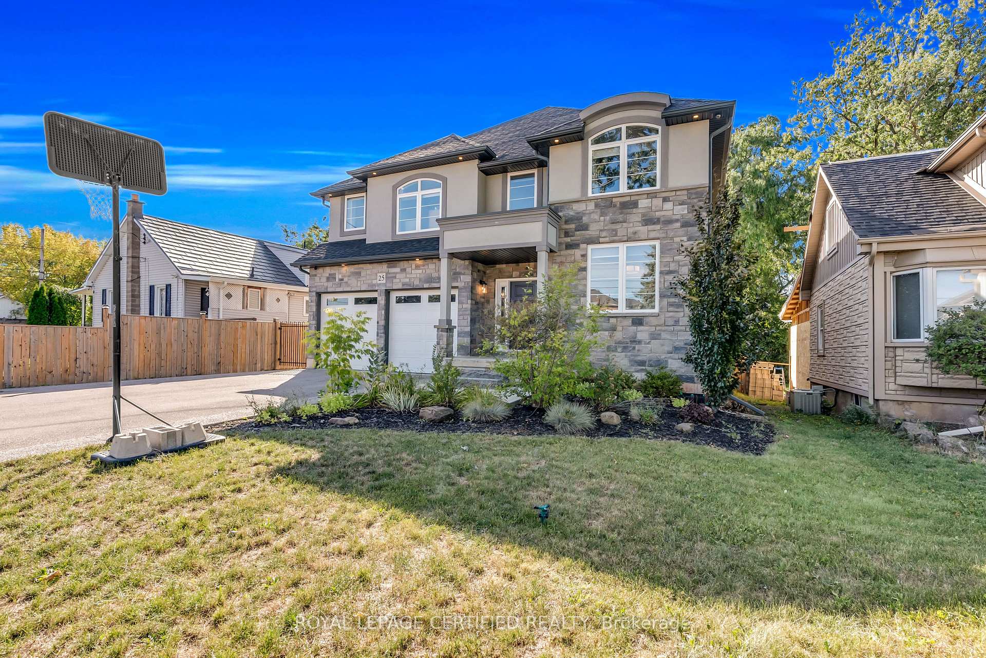 Photo 4 of 25 Chester Road, Hamilton, Stoney Creek — HOMEH