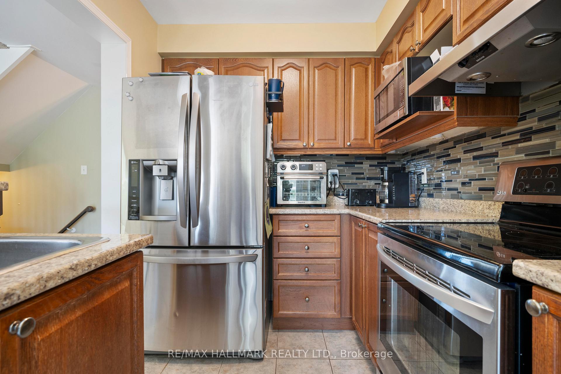 Photo 8 of 104 Warwick Avenue, Ajax, South East — HOMEH