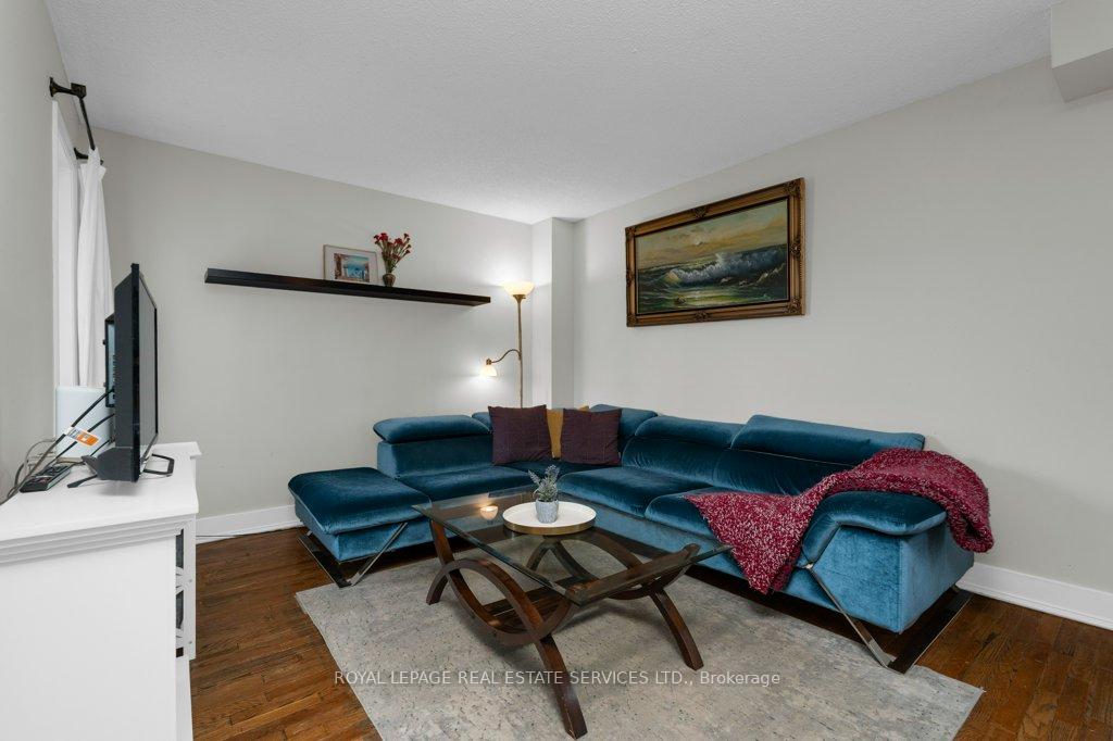 Photo 8 of 18 Weatherup Crescent, Barrie, West Bayfield — HOMEH