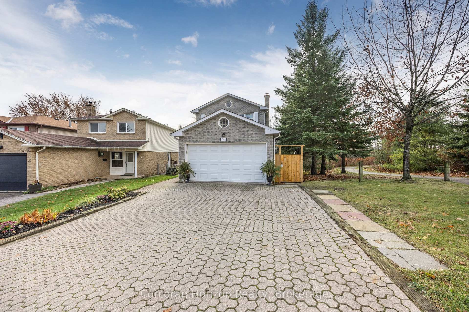 Photo 2 of 28 Fox Run, Barrie, Letitia Heights — HOMEH