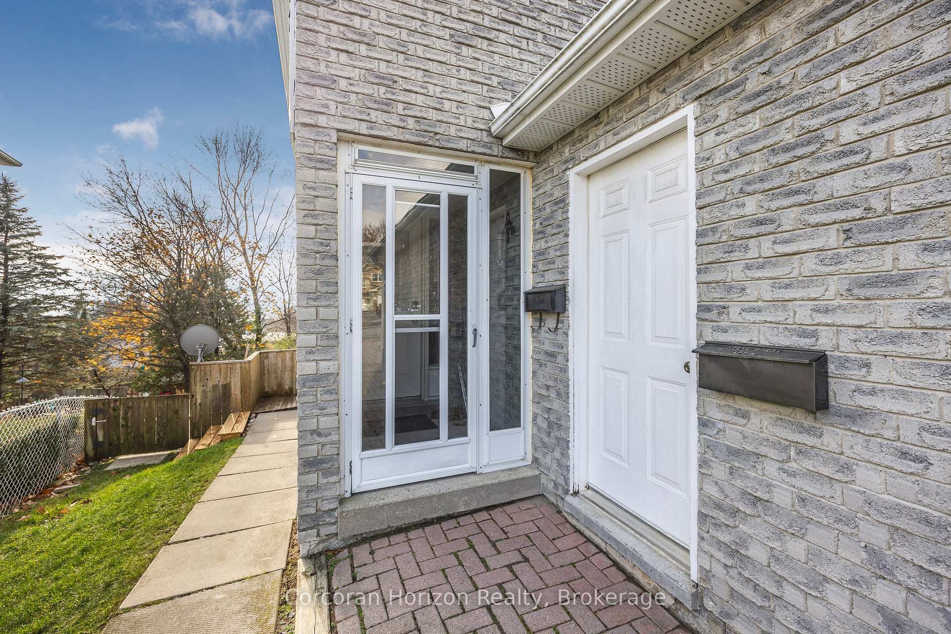 Photo 3 of 28 Fox Run, Barrie, Letitia Heights — HOMEH
