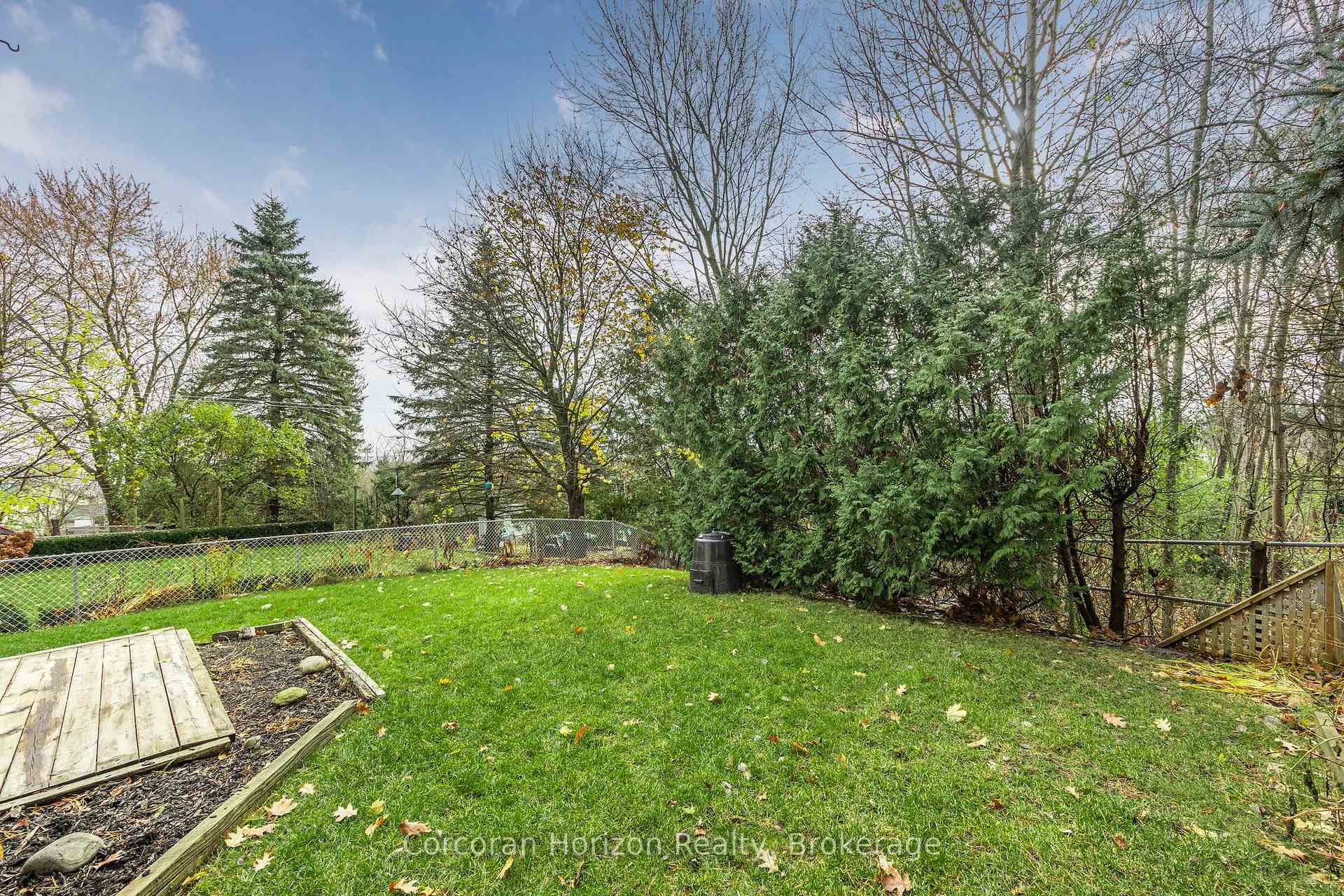 Photo 9 of 28 Fox Run, Barrie, Letitia Heights — HOMEH