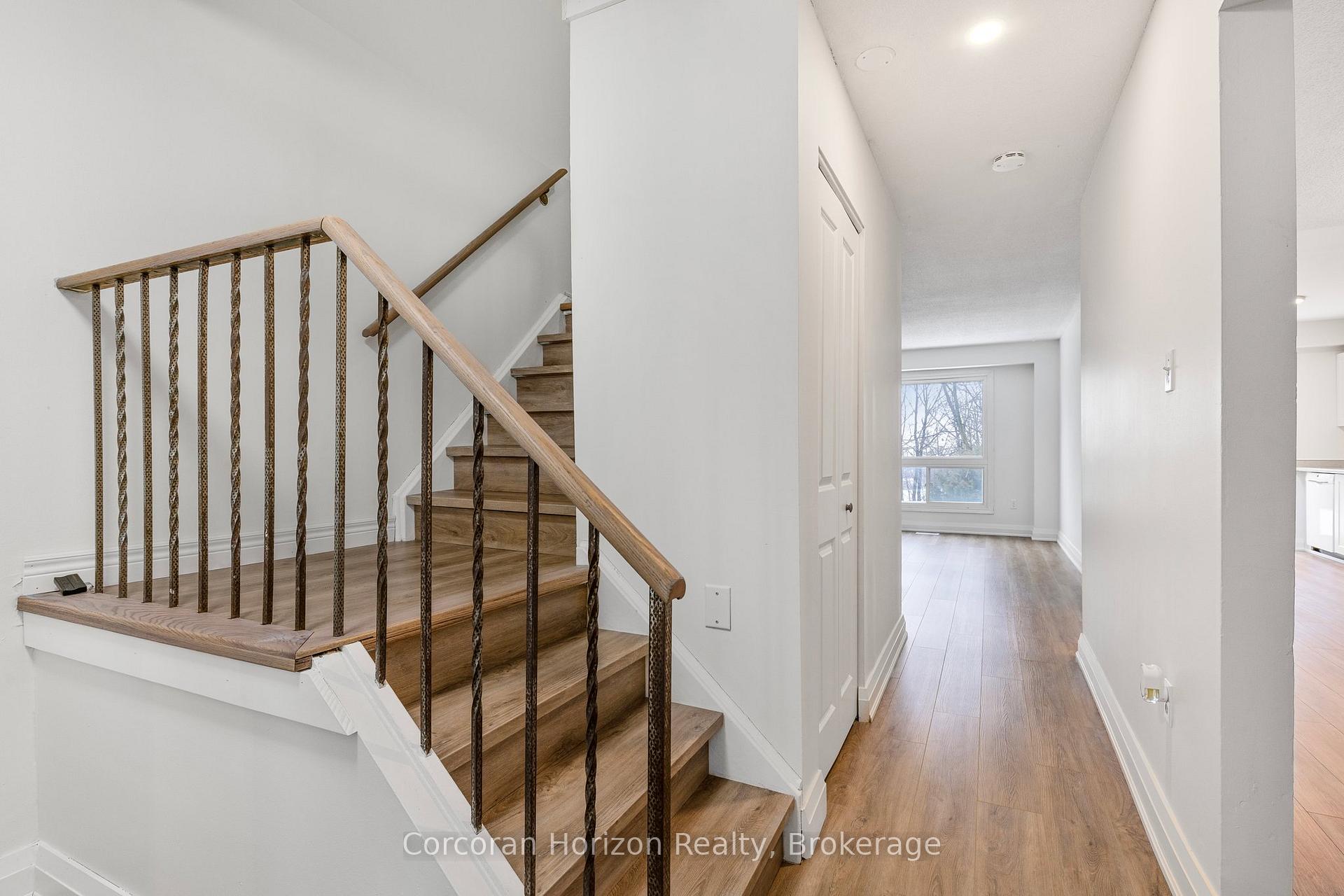 Photo 13 of 28 Fox Run, Barrie, Letitia Heights — HOMEH