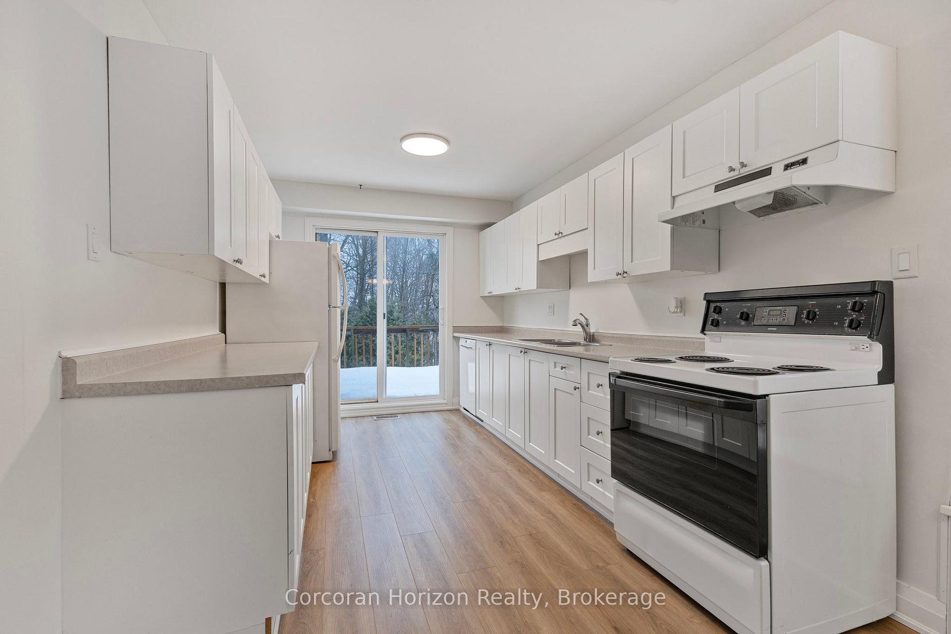 Photo 18 of 28 Fox Run, Barrie, Letitia Heights — HOMEH