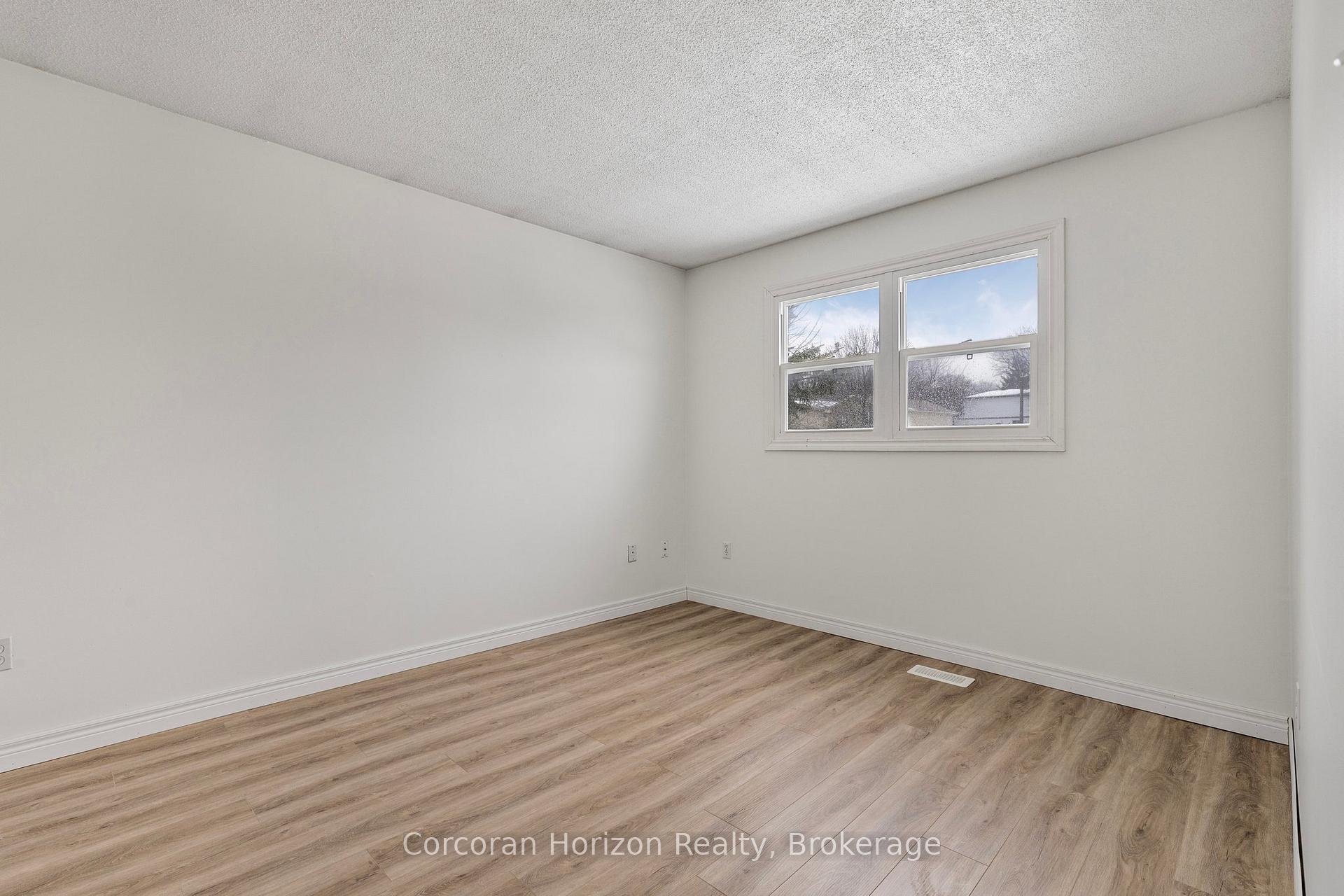 Photo 29 of 28 Fox Run, Barrie, Letitia Heights — HOMEH