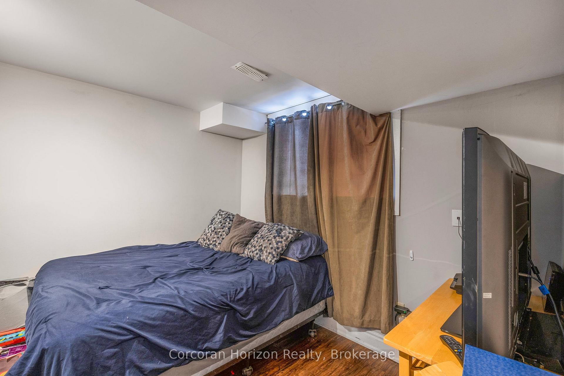 Photo 40 of 28 Fox Run, Barrie, Letitia Heights — HOMEH