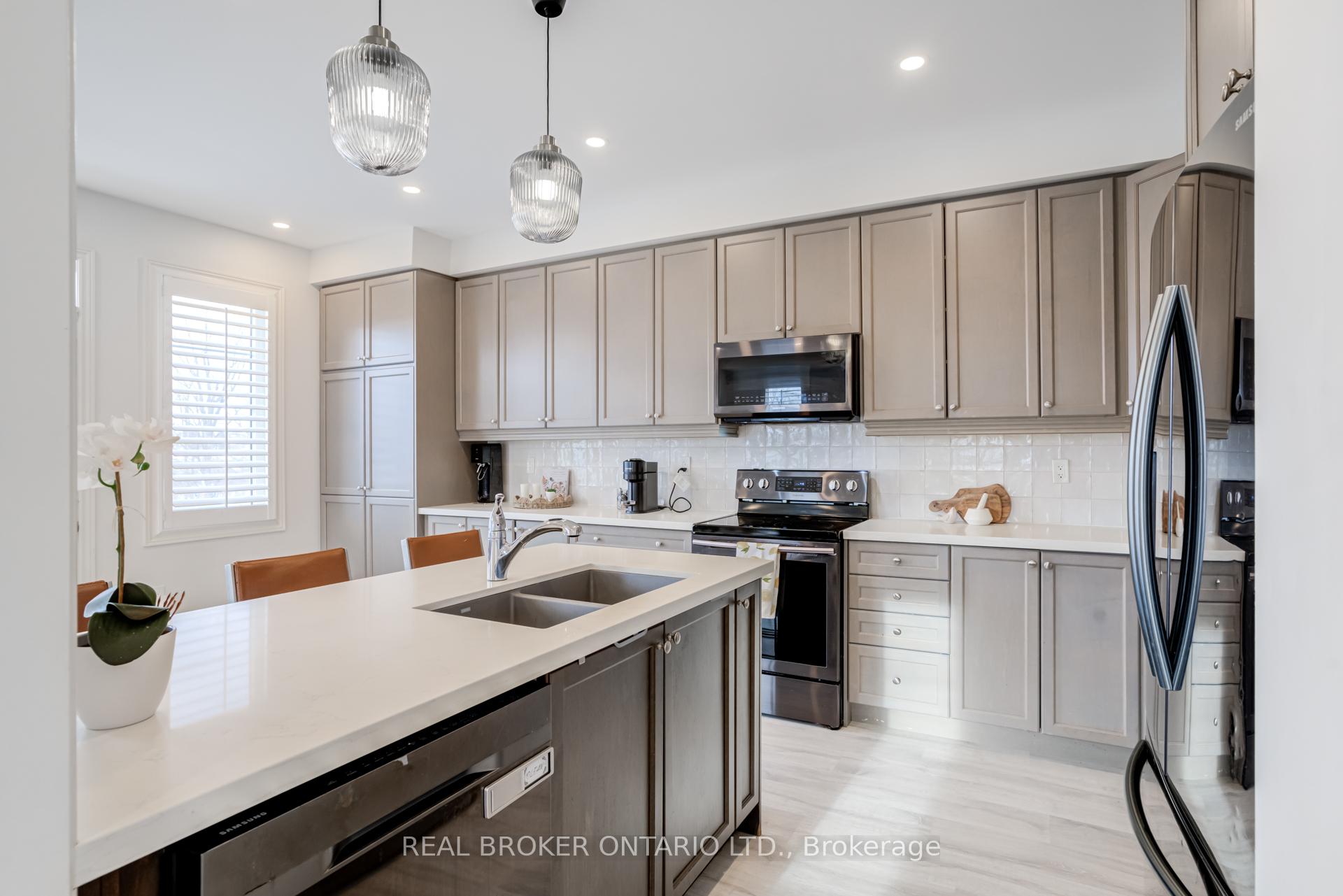 Photo 10 of 301 Humphrey Street, Hamilton, Waterdown — HOMEH