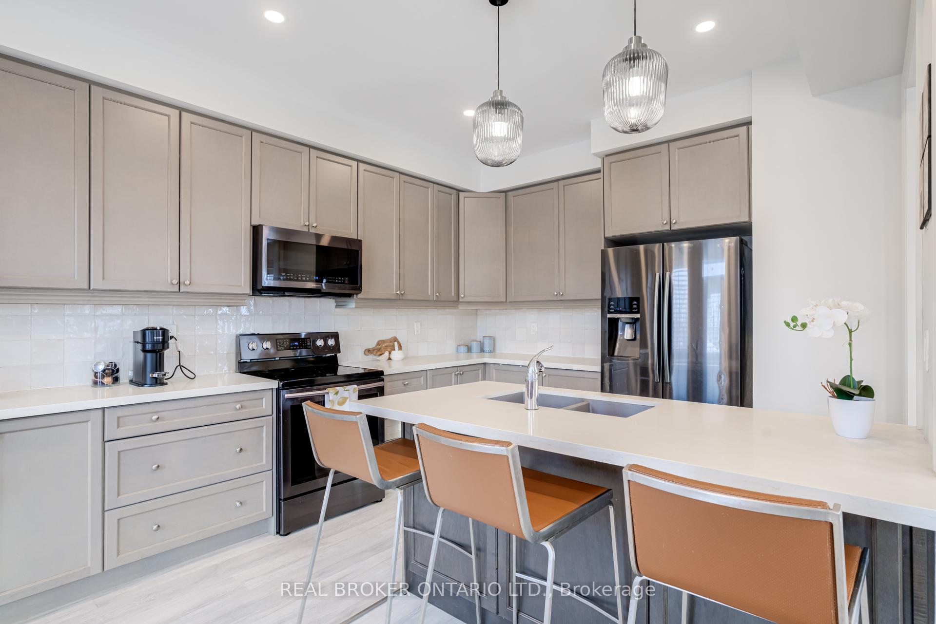 Photo 11 of 301 Humphrey Street, Hamilton, Waterdown — HOMEH