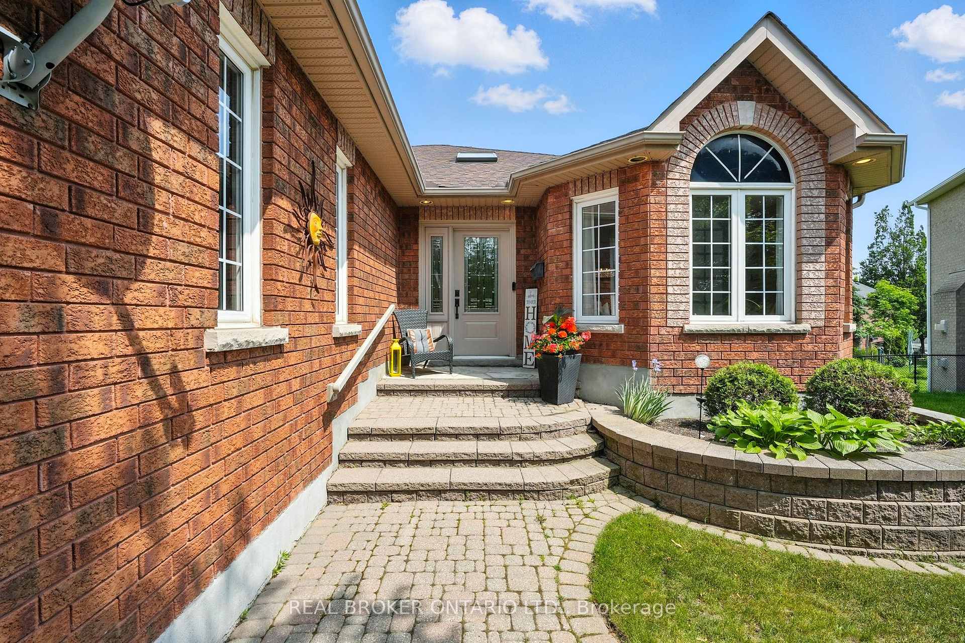 Photo 3 of 41 Emms Drive, Barrie, Holly — HOMEH