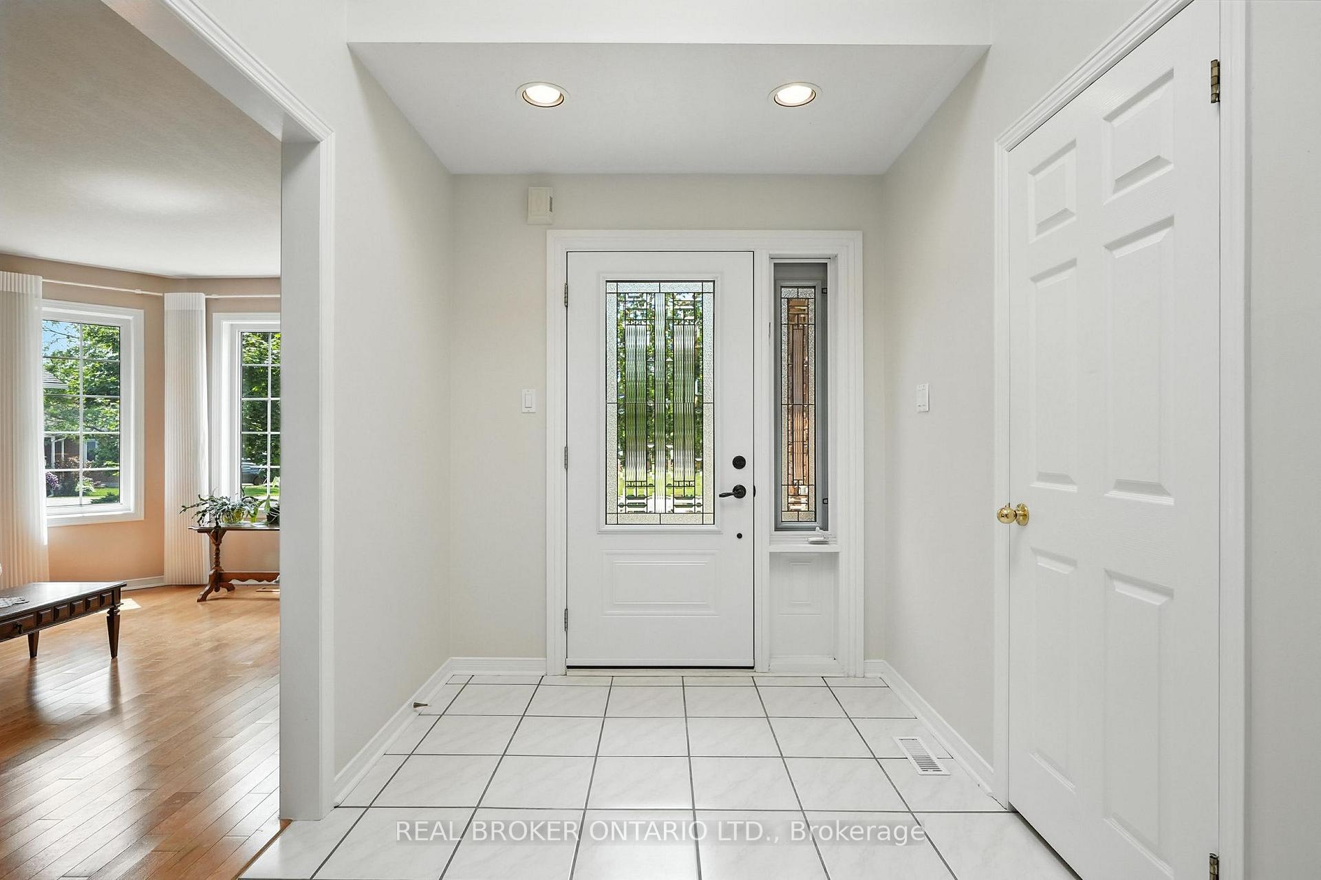 Photo 4 of 41 Emms Drive, Barrie, Holly — HOMEH