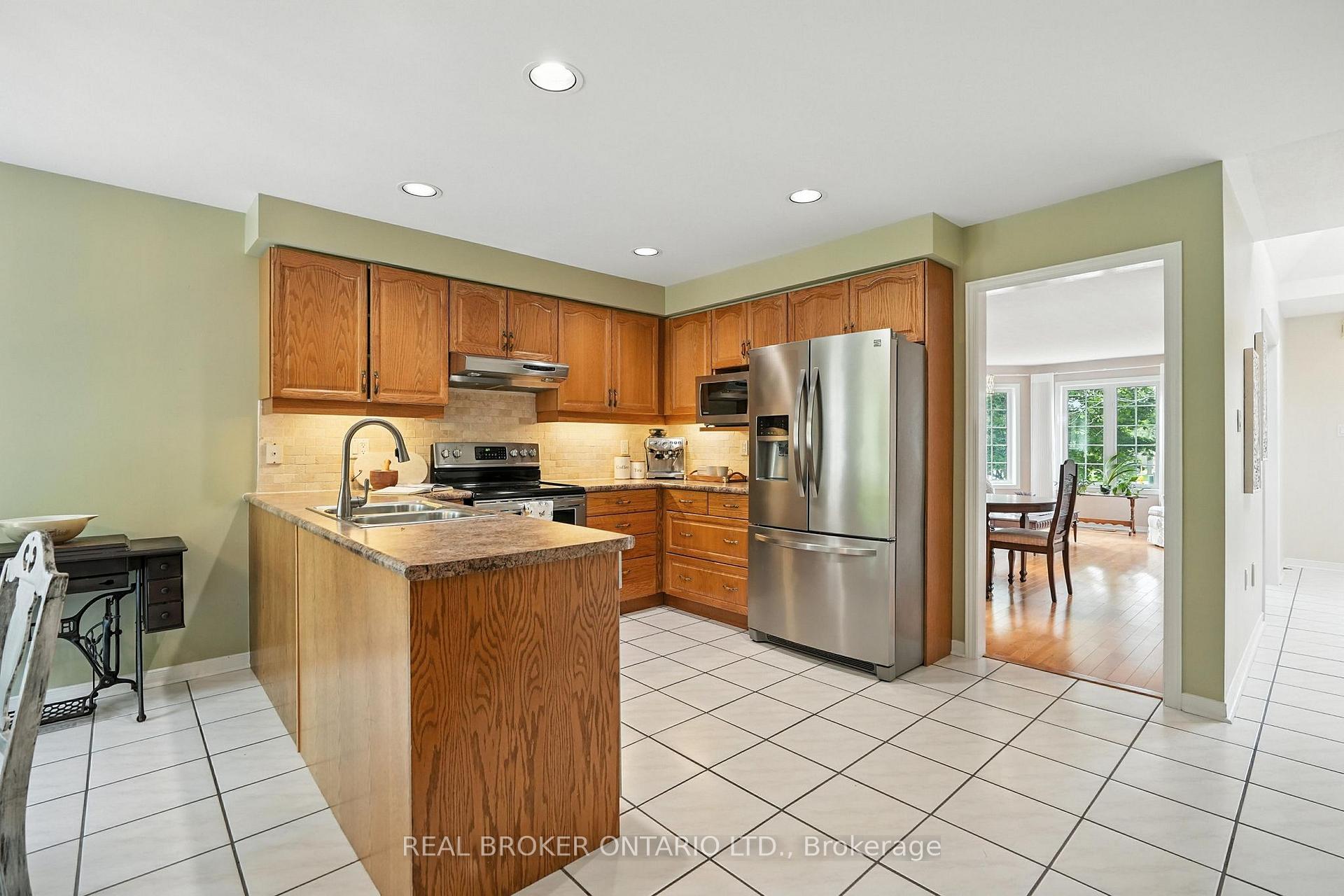Photo 10 of 41 Emms Drive, Barrie, Holly — HOMEH