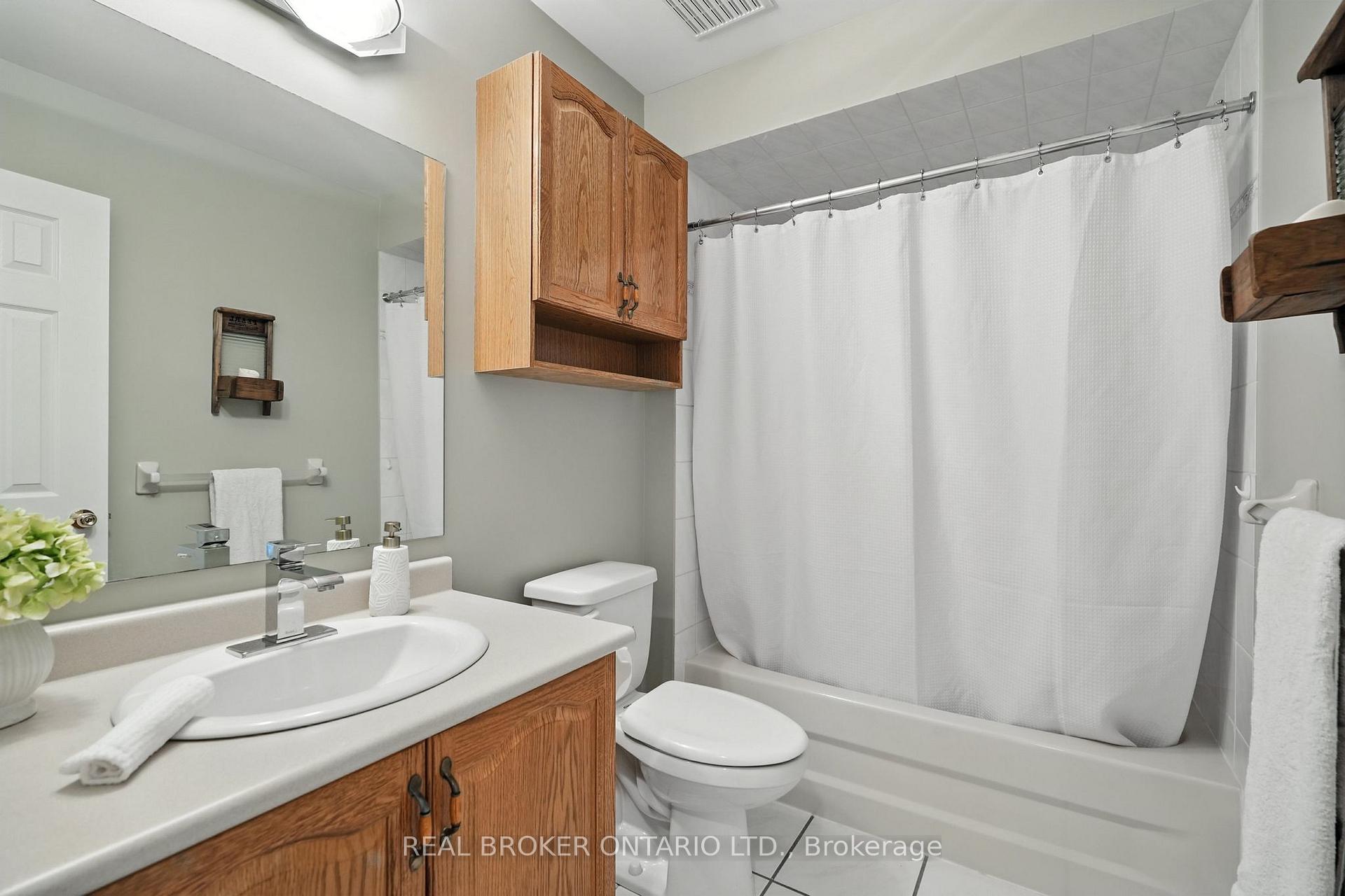 Photo 16 of 41 Emms Drive, Barrie, Holly — HOMEH