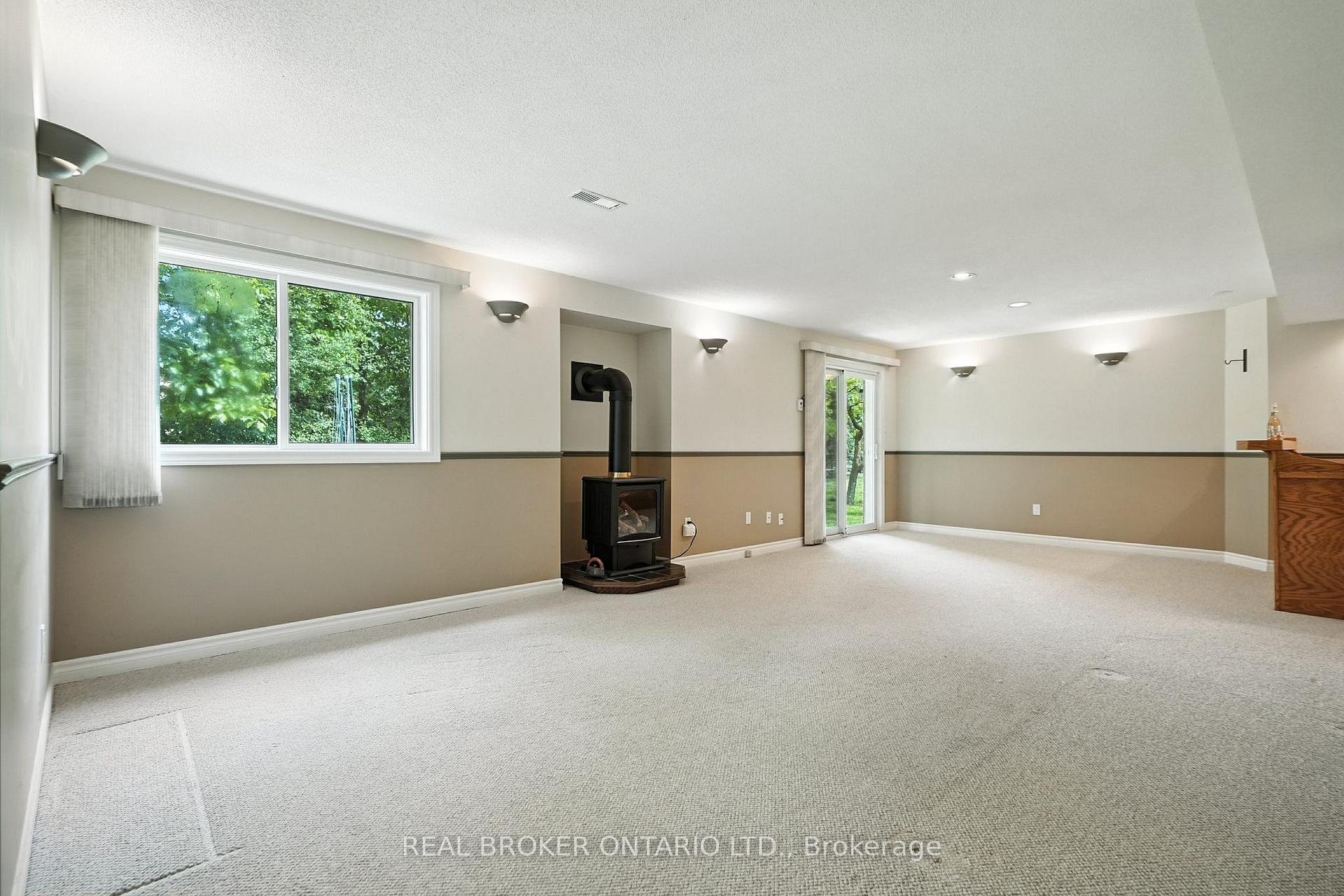 Photo 24 of 41 Emms Drive, Barrie, Holly — HOMEH