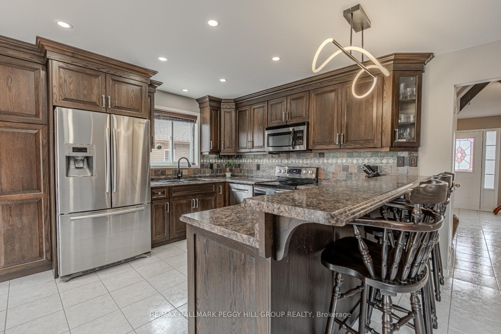 Photo 3 of 38 Benson Drive, Barrie, Northwest — HOMEH