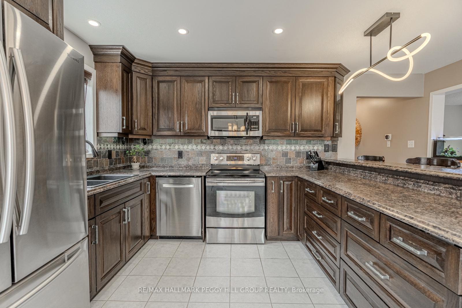 Photo 4 of 38 Benson Drive, Barrie, Northwest — HOMEH