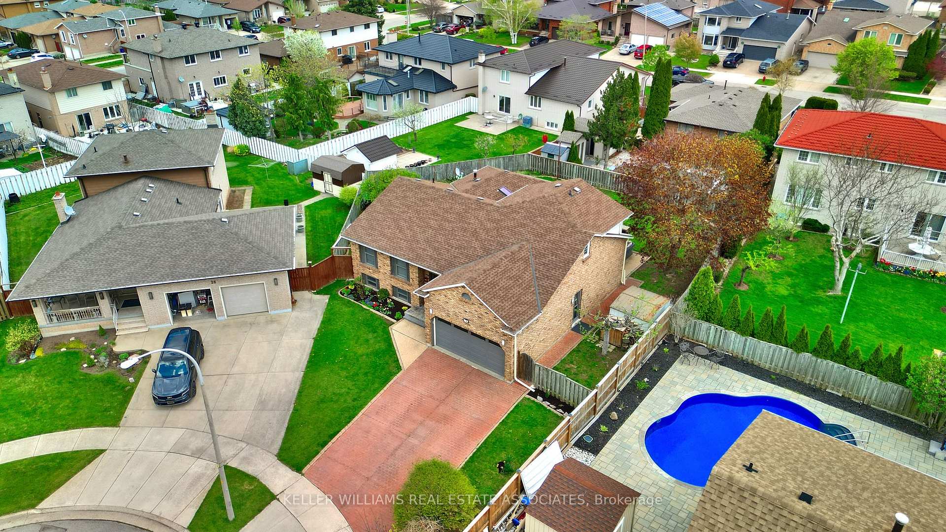 Photo 2 of 24 Farmingdale Crescent, Hamilton, Stoney Creek — HOMEH