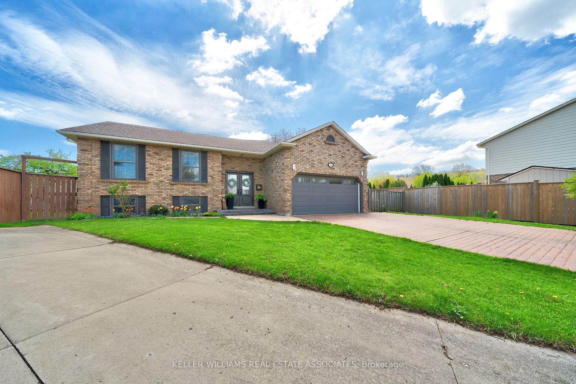 Photo 3 of 24 Farmingdale Crescent, Hamilton, Stoney Creek — HOMEH