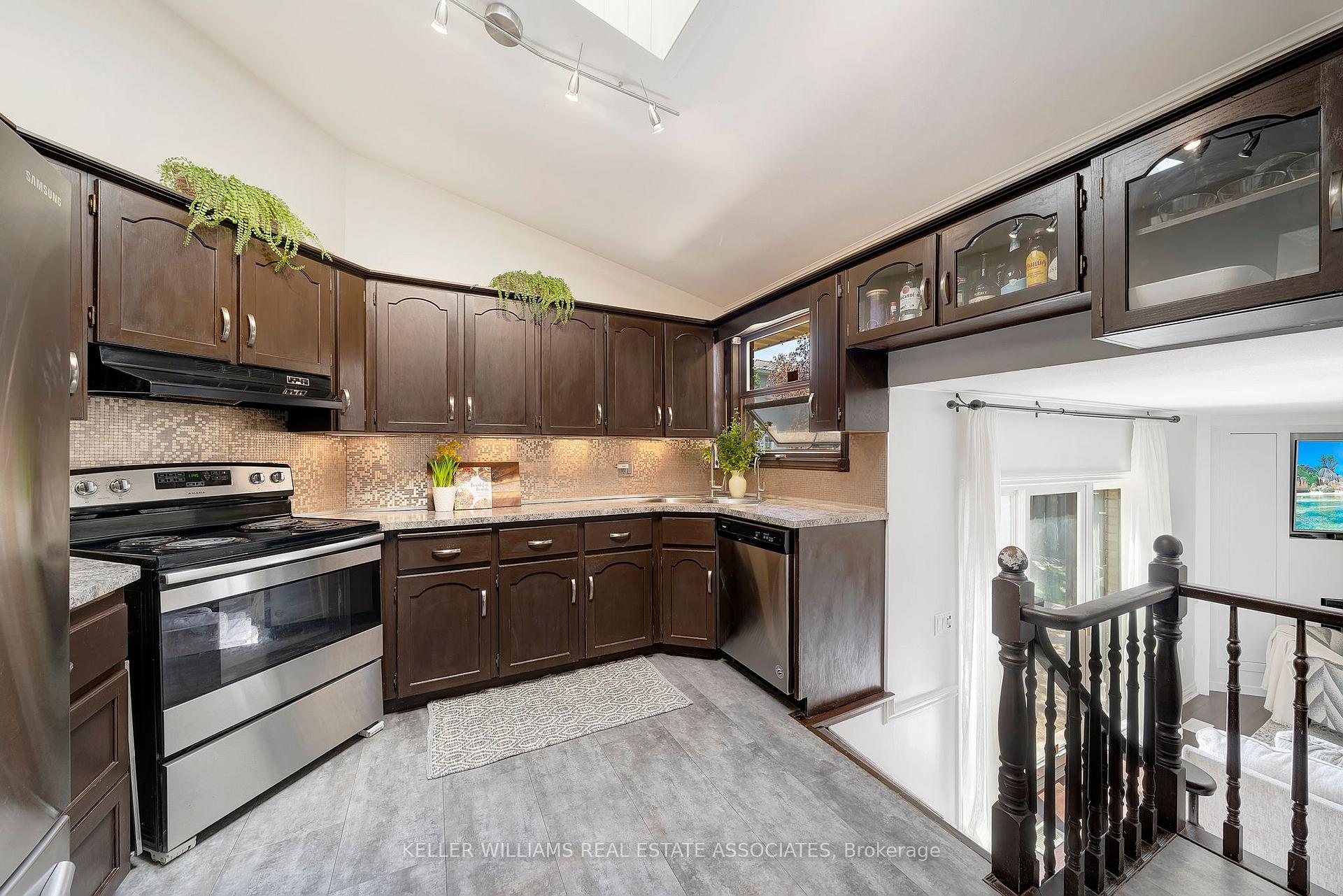 Photo 14 of 24 Farmingdale Crescent, Hamilton, Stoney Creek — HOMEH