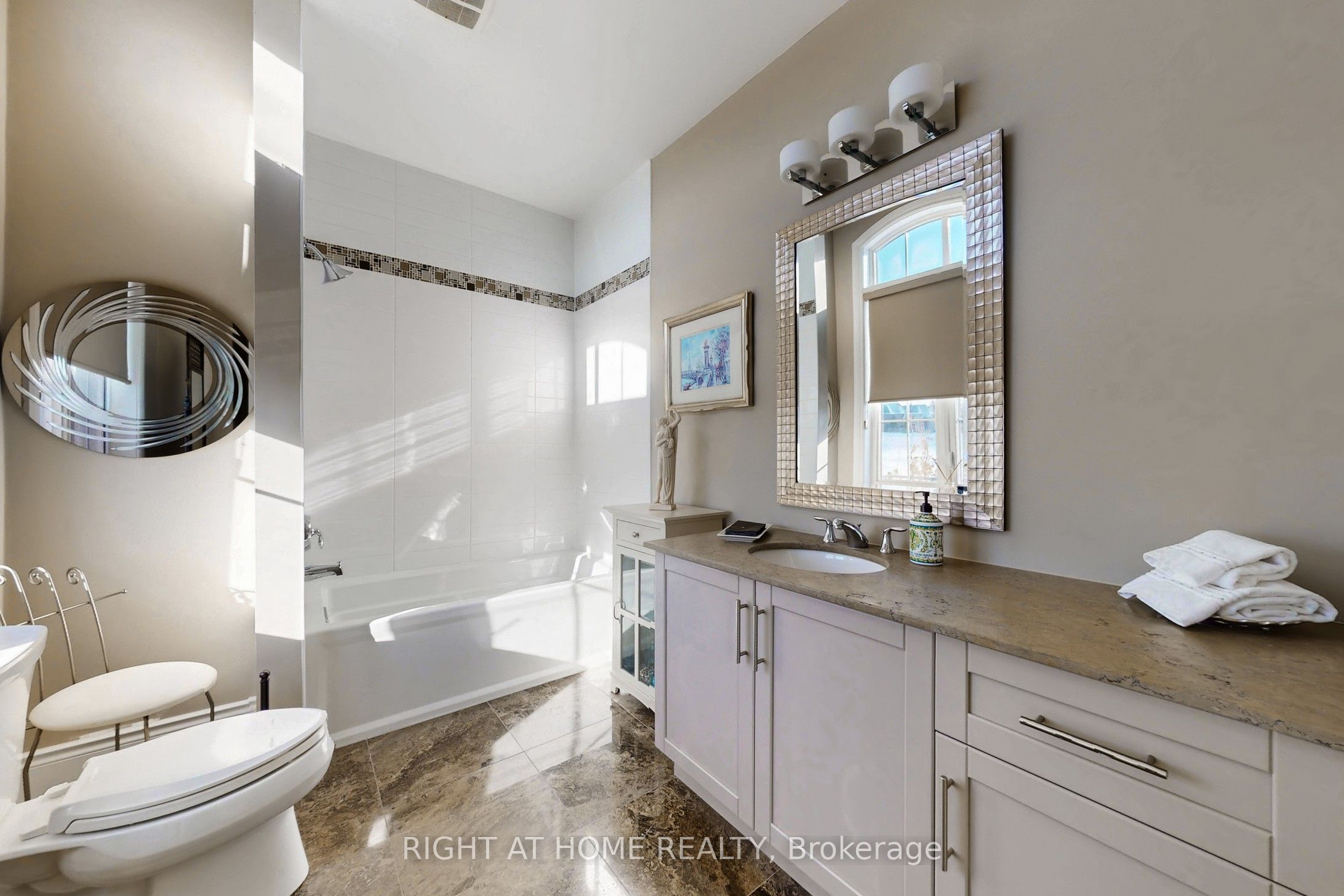 Photo 82 of 131 Robert Berry Crescent, King, King City — HOMEH