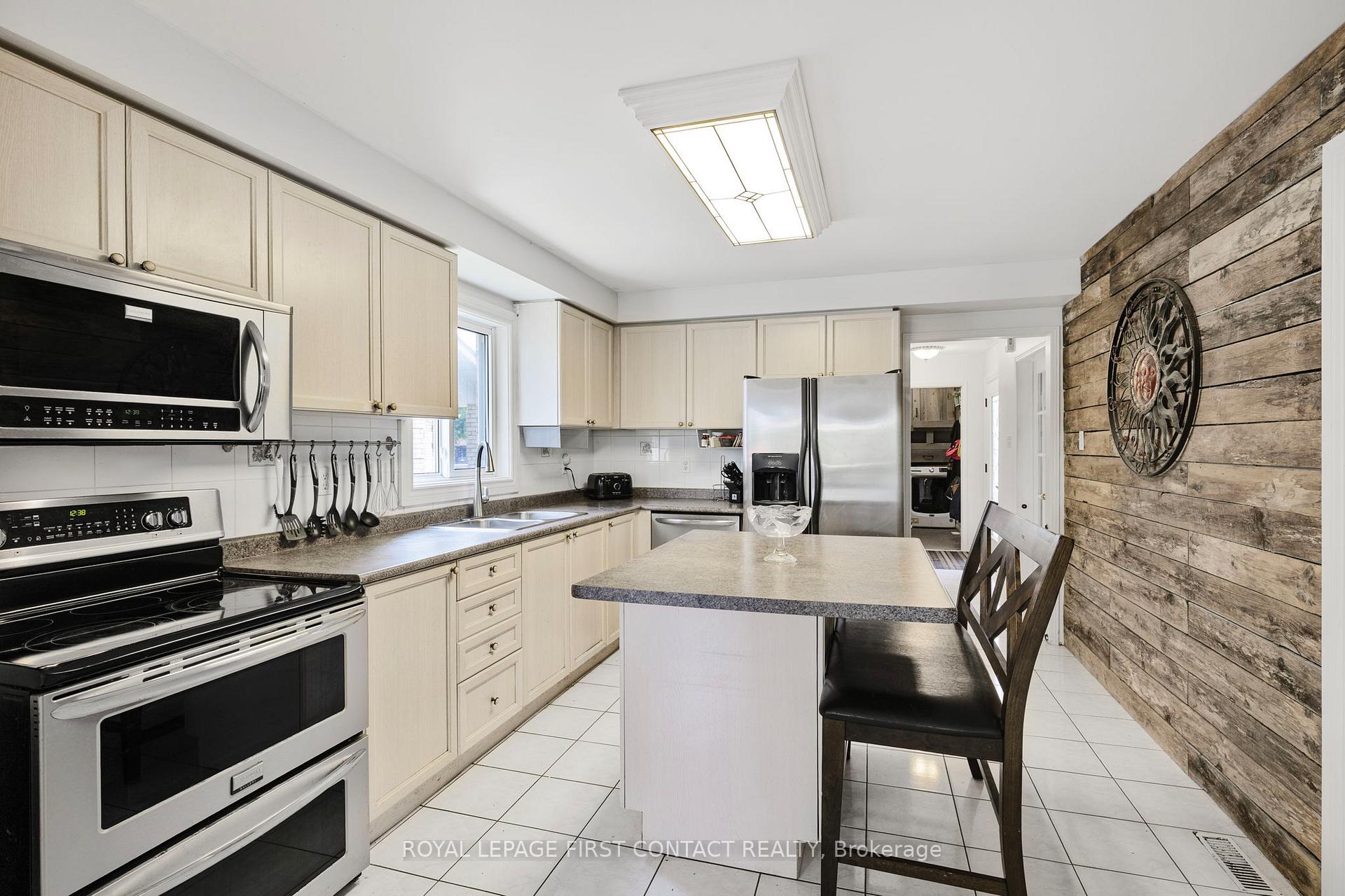 Photo 7 of 22 Bishop Drive, Barrie, Ardagh — HOMEH